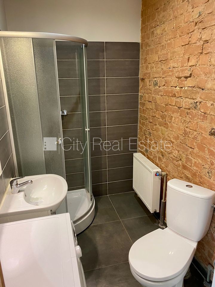 Объявление. Здание во дворе, реновированный дом, закрытый двор, вход с улицы и со двора, лестничная клетка Цена: 350 EUR/мес. Foto #10