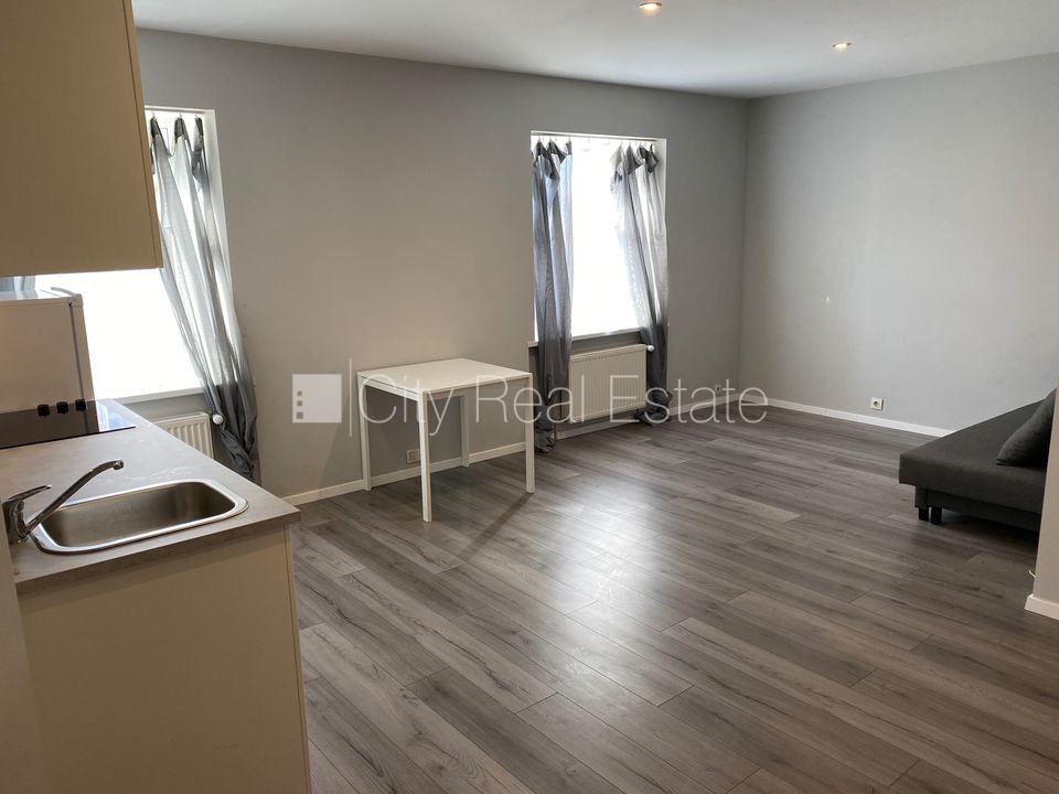 Объявление. Здание во дворе, реновированный дом, закрытый двор, вход с улицы и со двора, лестничная клетка Цена: 350 EUR/мес. Foto #5