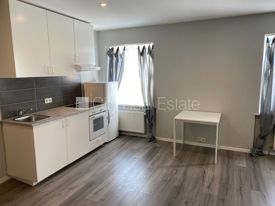 Объявление. Здание во дворе, реновированный дом, закрытый двор, вход с улицы и со двора, лестничная клетка Цена: 350 EUR/мес. Foto #7