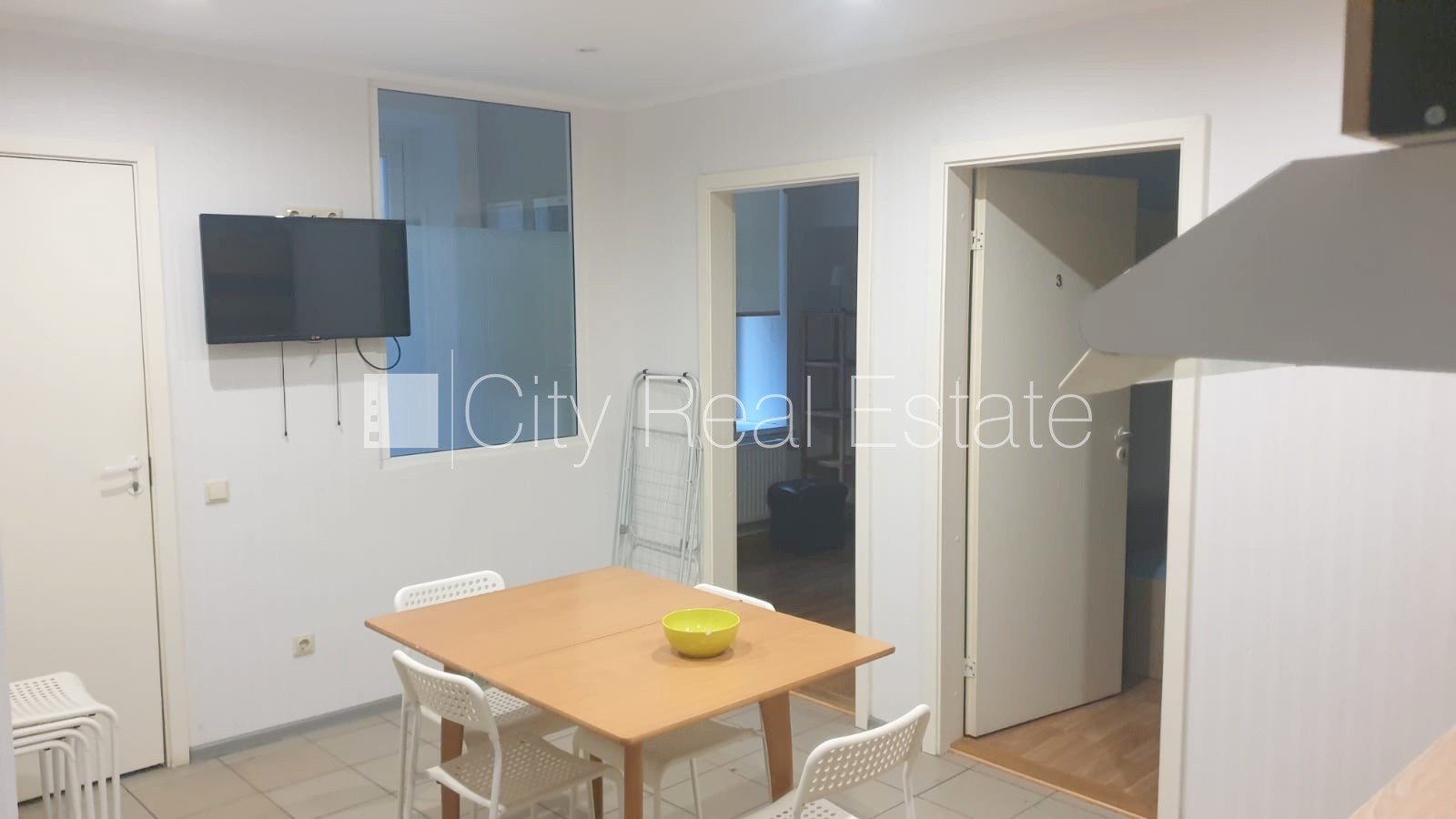 Sludinājumi. Fasādes māja, renovēta māja, slēgts pagalms, ieeja no pagalma, puspagrabs, kāpņu telpa pēc Cena: 1000 EUR/mēn Foto #4