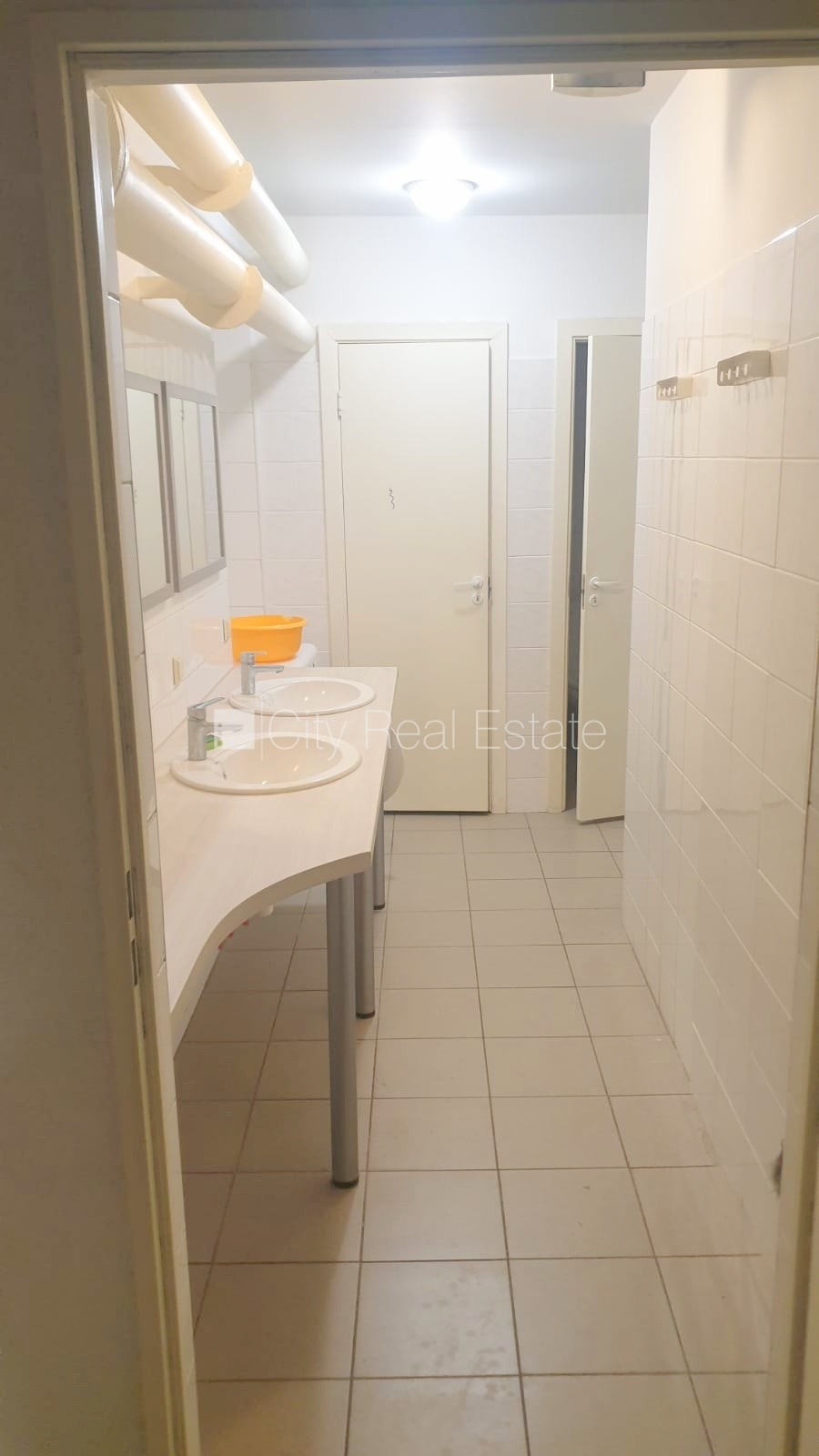 Sludinājumi. Fasādes māja, renovēta māja, slēgts pagalms, ieeja no pagalma, puspagrabs, kāpņu telpa pēc Cena: 1000 EUR/mēn Foto #25