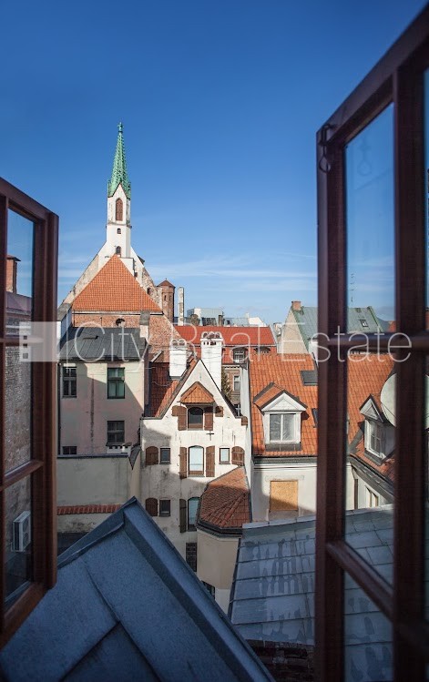 Sludinājumi. Fasādes māja, renovēta māja, bruģēts piebraucamais ceļš, ieeja no ielas, logi vērsti mājas abās Cena: 1300 EUR/mēn Foto #23