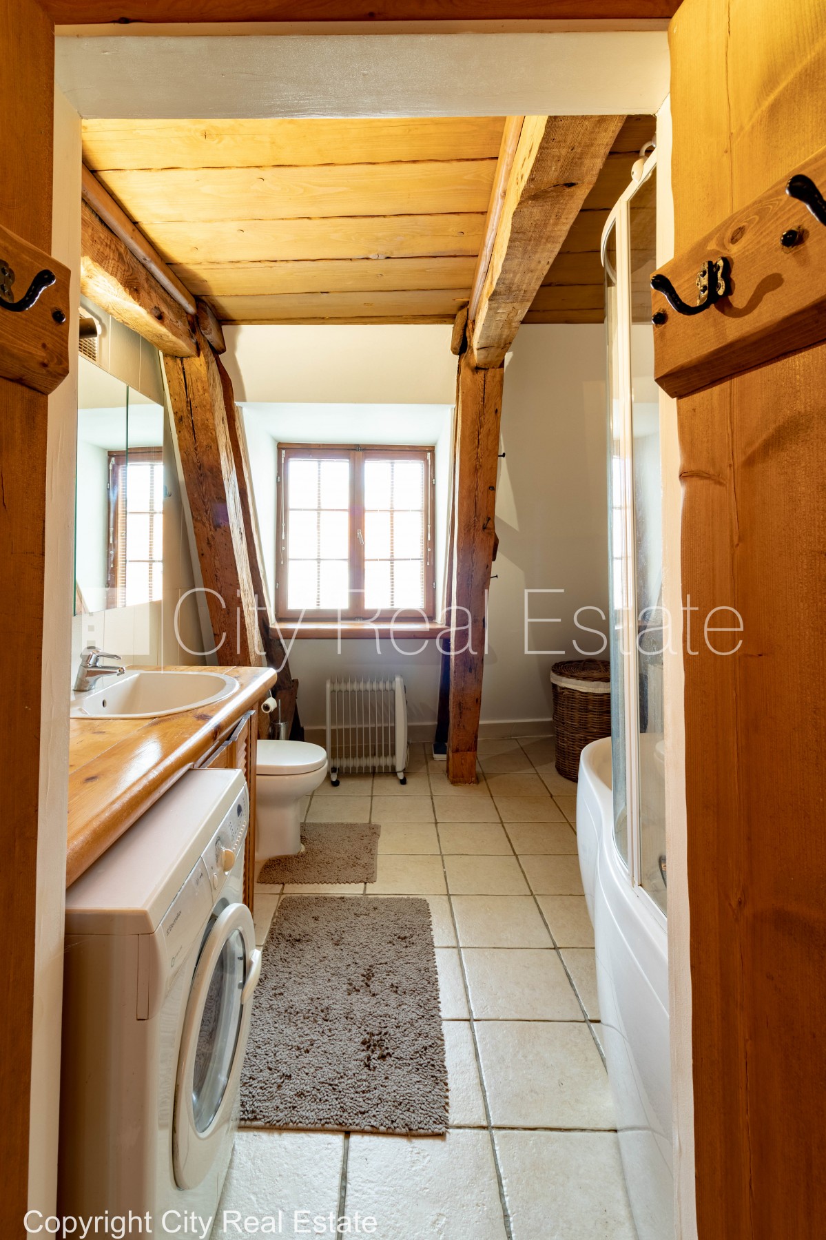 Sludinājumi. Fasādes māja, renovēta māja, bruģēts piebraucamais ceļš, ieeja no ielas, logi vērsti mājas abās Cena: 1300 EUR/mēn Foto #14