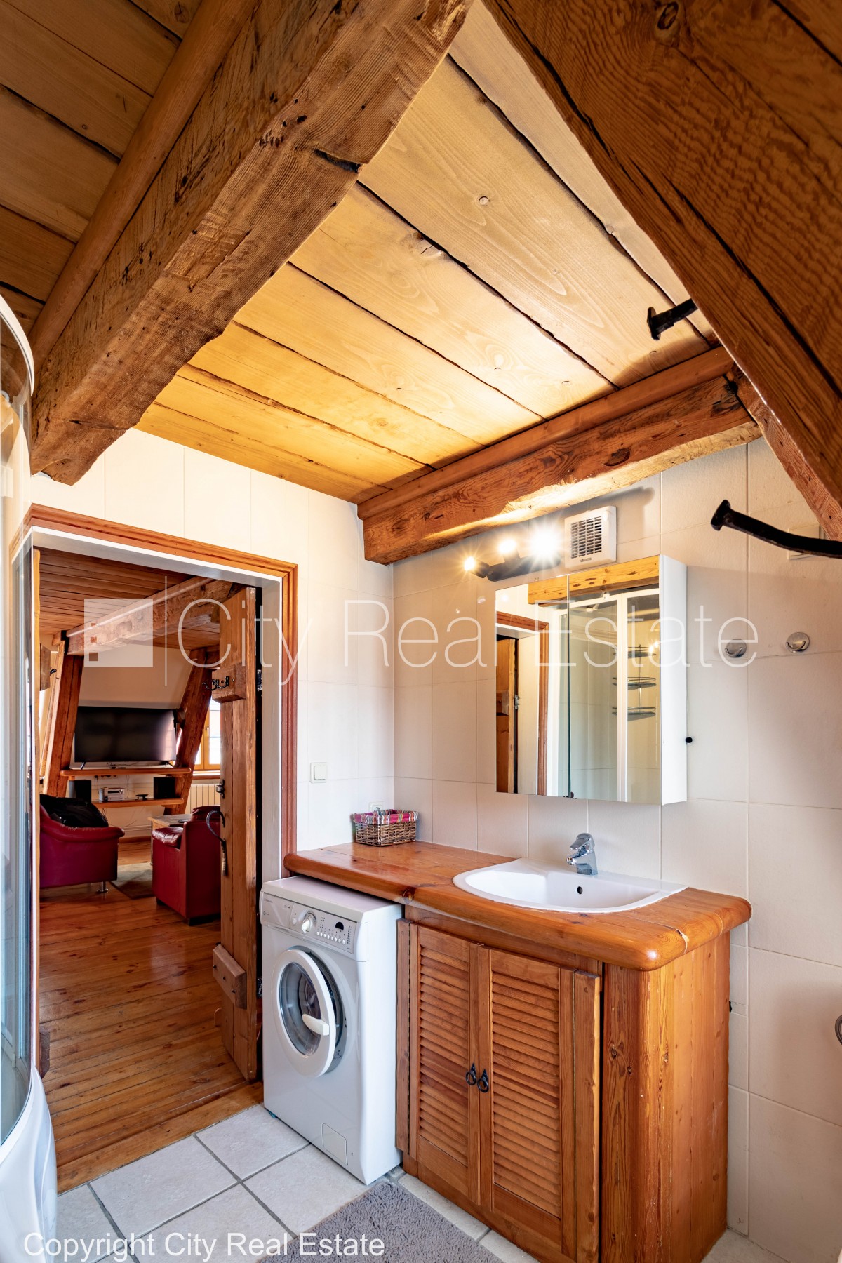 Sludinājumi. Fasādes māja, renovēta māja, bruģēts piebraucamais ceļš, ieeja no ielas, logi vērsti mājas abās Cena: 1300 EUR/mēn Foto #15