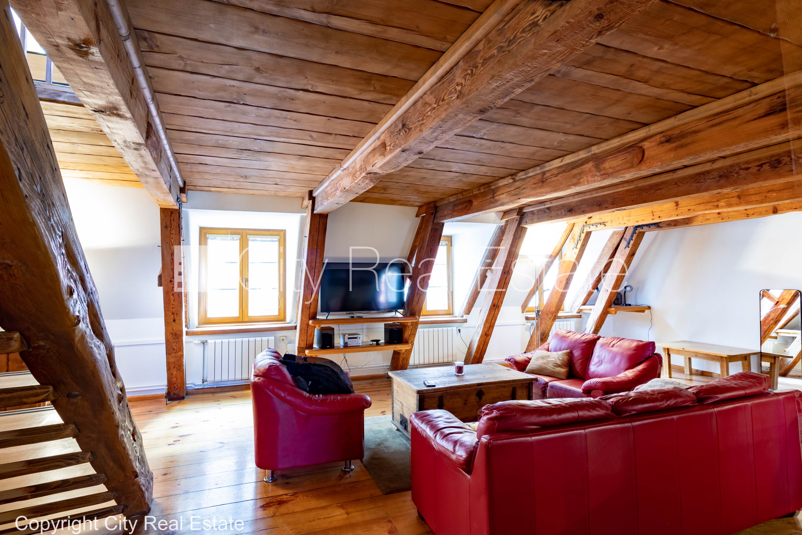 Sludinājumi. Fasādes māja, renovēta māja, bruģēts piebraucamais ceļš, ieeja no ielas, logi vērsti mājas abās Cena: 1300 EUR/mēn Foto #7