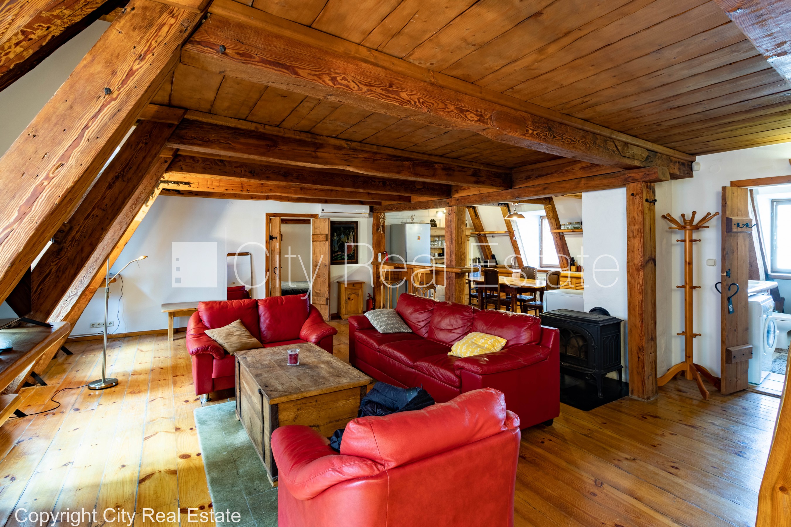 Sludinājumi. Fasādes māja, renovēta māja, bruģēts piebraucamais ceļš, ieeja no ielas, logi vērsti mājas abās Cena: 1300 EUR/mēn Foto #4