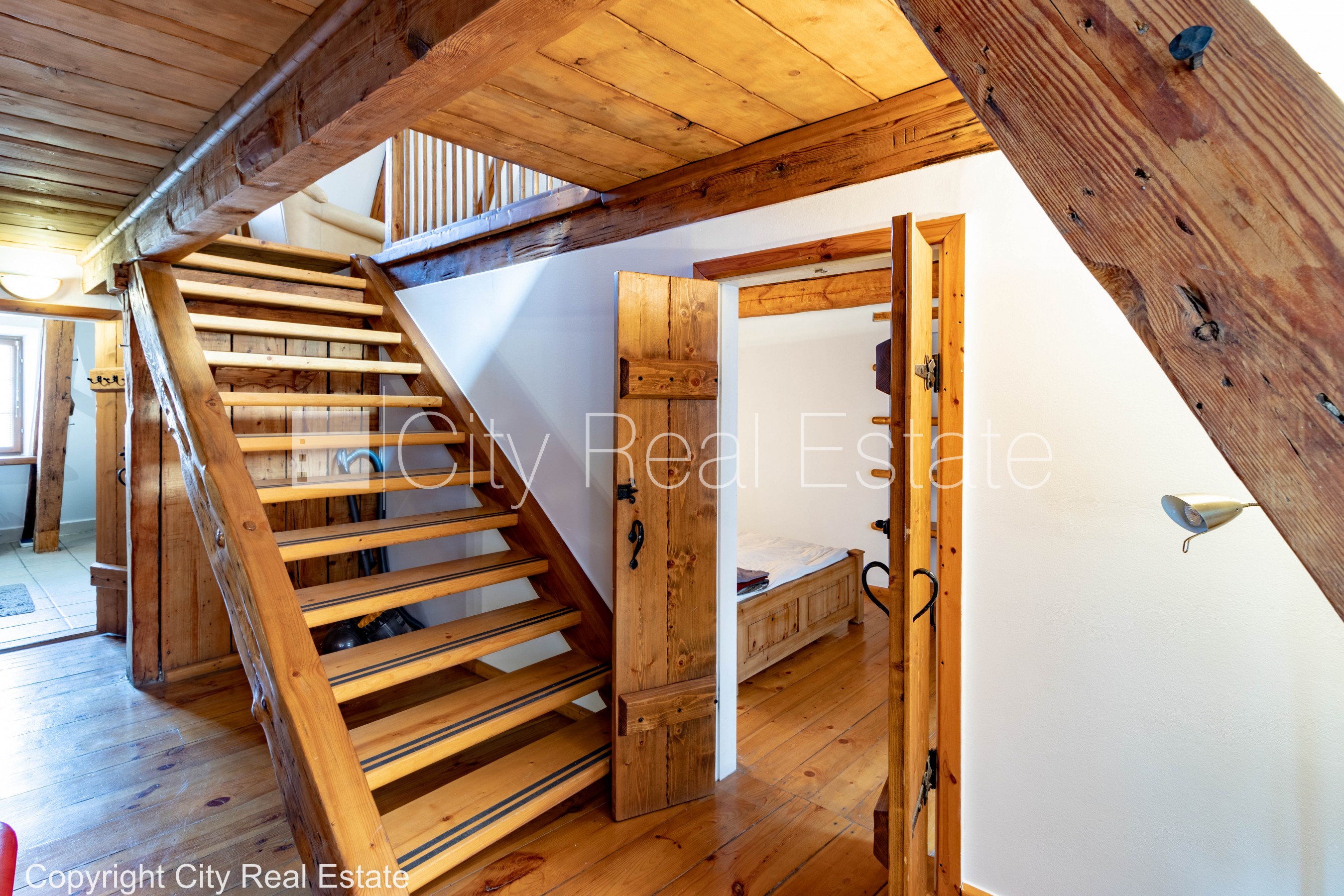 Sludinājumi. Fasādes māja, renovēta māja, bruģēts piebraucamais ceļš, ieeja no ielas, logi vērsti mājas abās Cena: 1300 EUR/mēn Foto #17