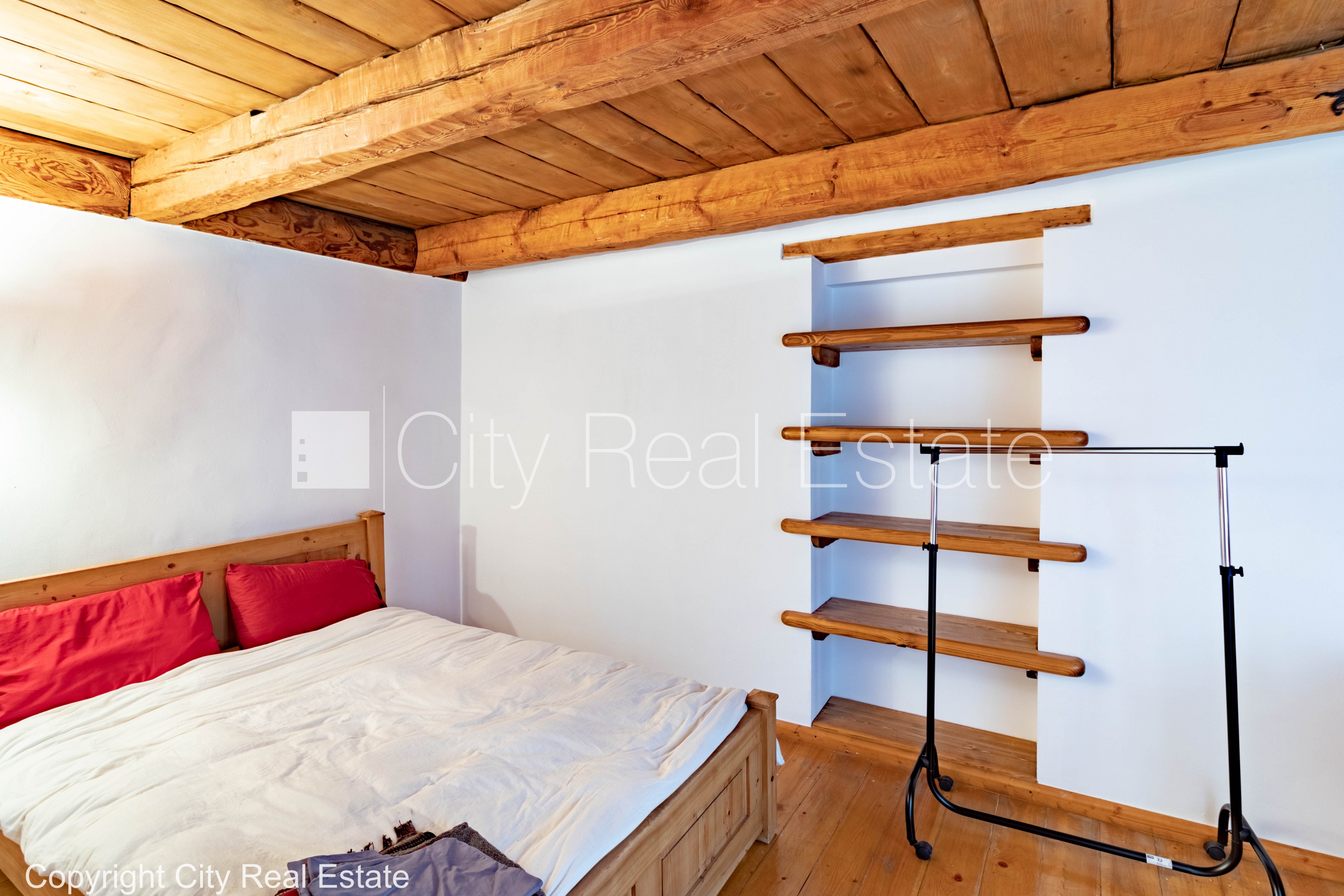 Sludinājumi. Fasādes māja, renovēta māja, bruģēts piebraucamais ceļš, ieeja no ielas, logi vērsti mājas abās Cena: 1300 EUR/mēn Foto #9