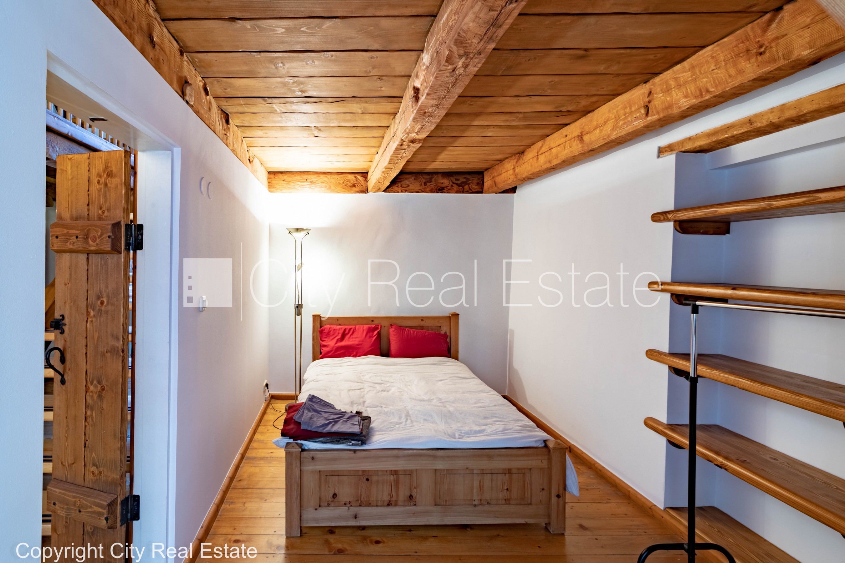 Sludinājumi. Fasādes māja, renovēta māja, bruģēts piebraucamais ceļš, ieeja no ielas, logi vērsti mājas abās Cena: 1300 EUR/mēn Foto #8