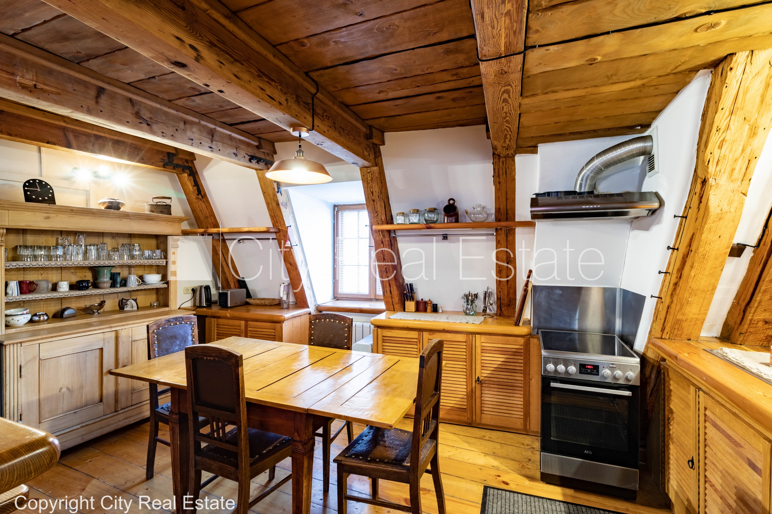 Sludinājumi. Fasādes māja, renovēta māja, bruģēts piebraucamais ceļš, ieeja no ielas, logi vērsti mājas abās Cena: 1300 EUR/mēn Foto #1