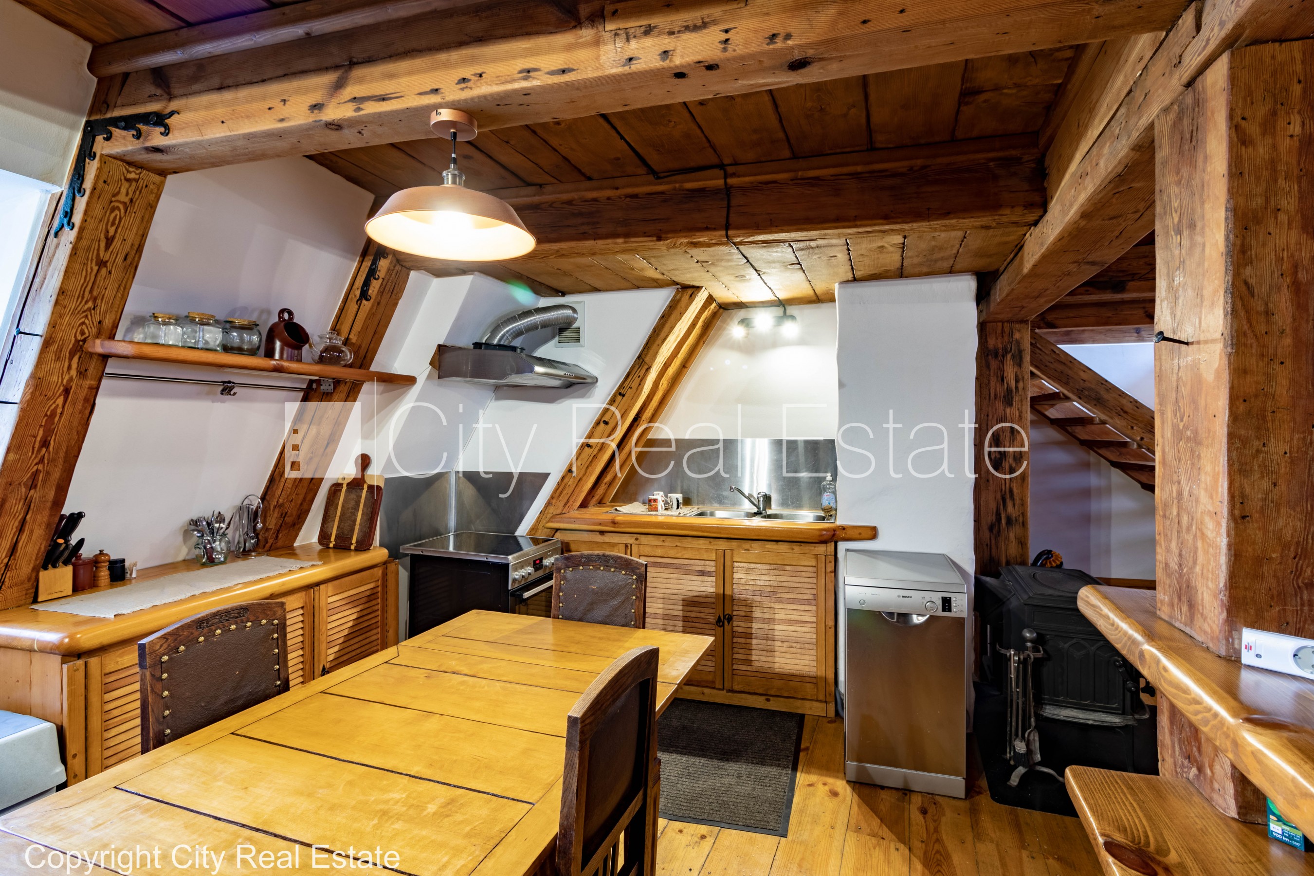 Sludinājumi. Fasādes māja, renovēta māja, bruģēts piebraucamais ceļš, ieeja no ielas, logi vērsti mājas abās Cena: 1300 EUR/mēn Foto #2