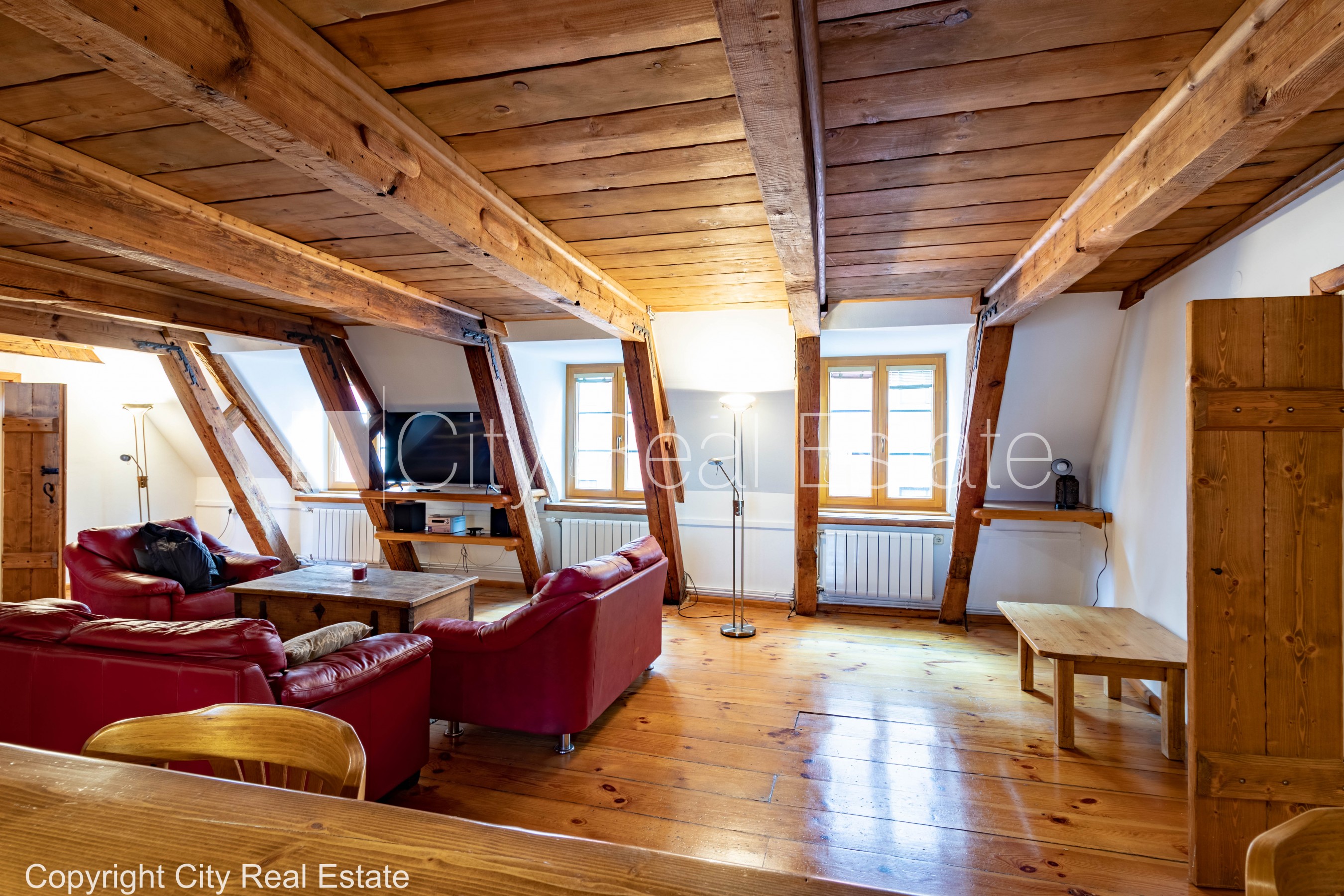 Sludinājumi. Fasādes māja, renovēta māja, bruģēts piebraucamais ceļš, ieeja no ielas, logi vērsti mājas abās Cena: 1300 EUR/mēn Foto #5