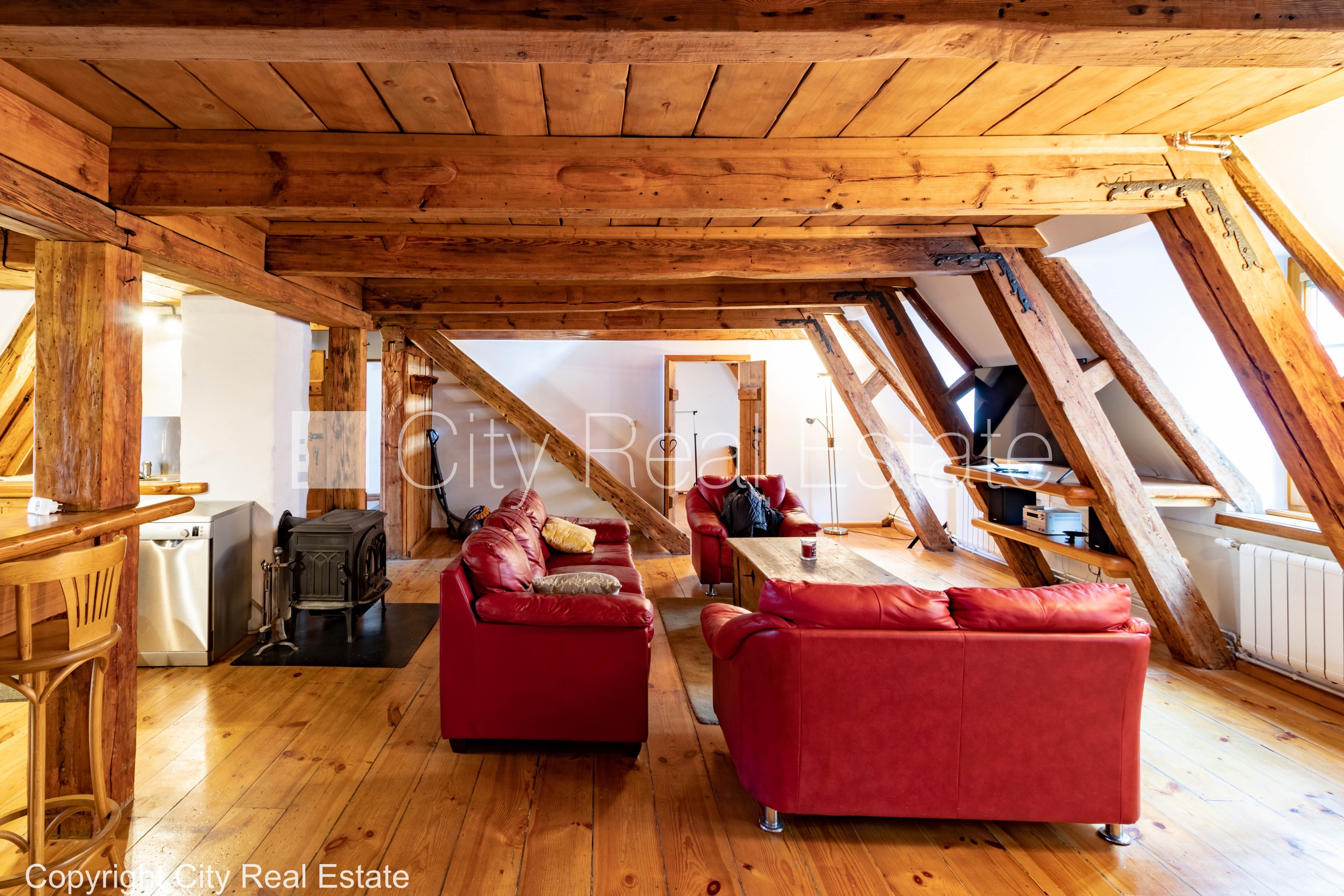 Sludinājumi. Fasādes māja, renovēta māja, bruģēts piebraucamais ceļš, ieeja no ielas, logi vērsti mājas abās Cena: 1300 EUR/mēn Foto #6