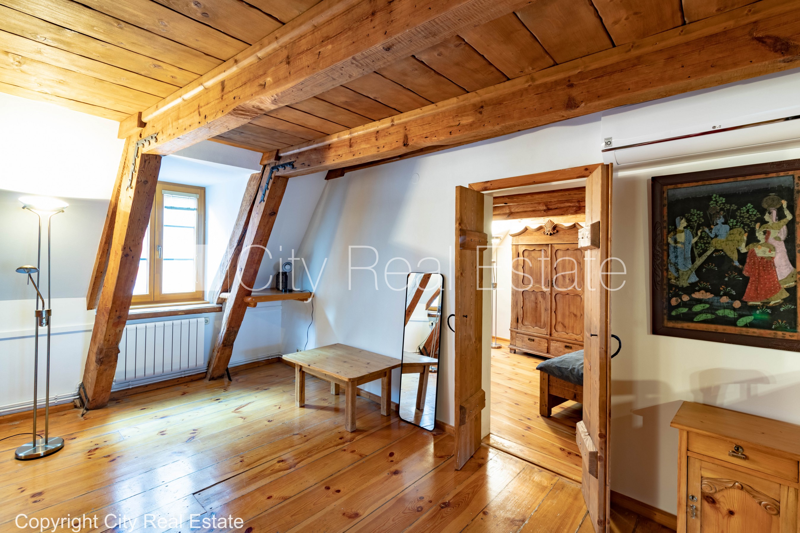 Sludinājumi. Fasādes māja, renovēta māja, bruģēts piebraucamais ceļš, ieeja no ielas, logi vērsti mājas abās Cena: 1300 EUR/mēn Foto #10