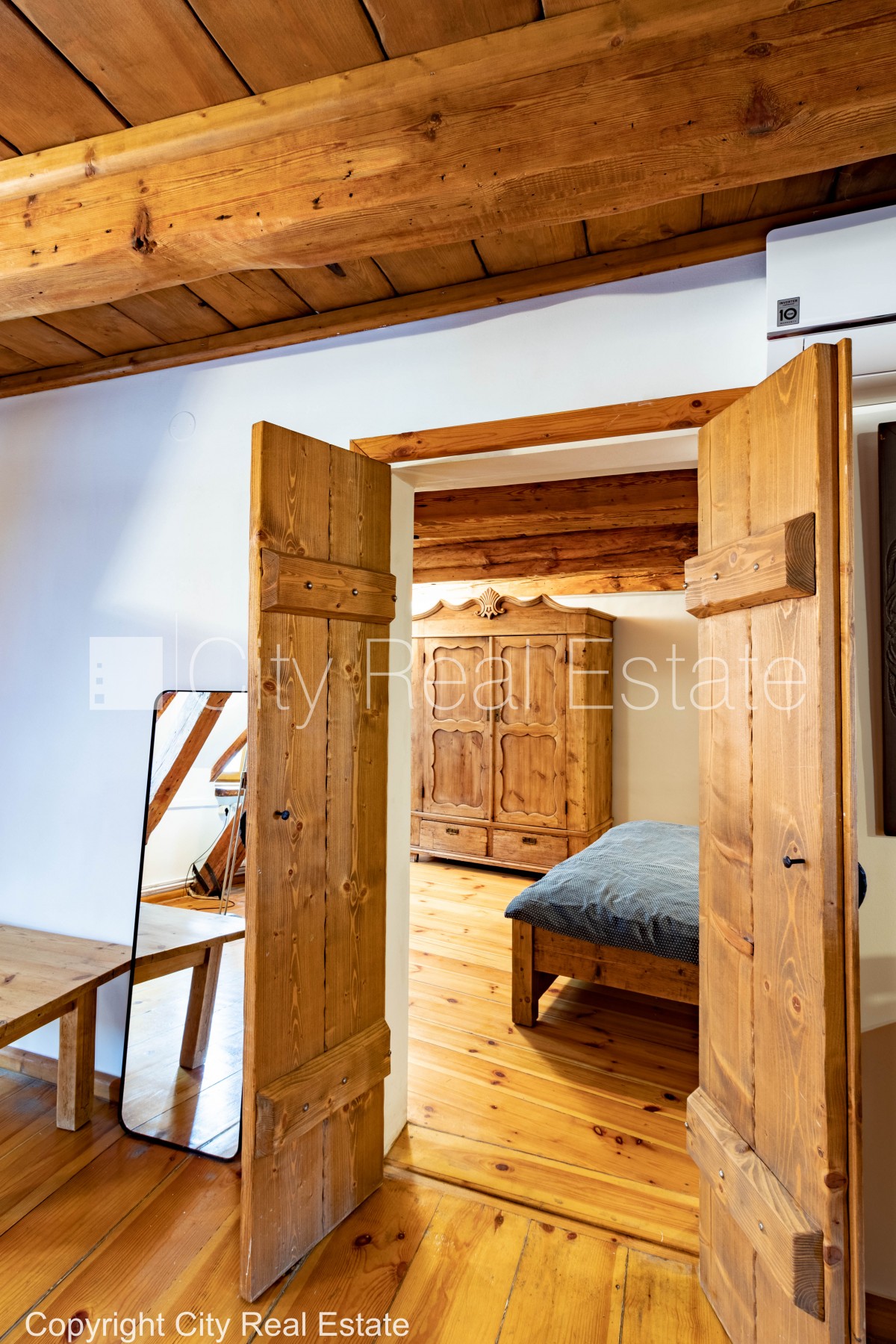 Sludinājumi. Fasādes māja, renovēta māja, bruģēts piebraucamais ceļš, ieeja no ielas, logi vērsti mājas abās Cena: 1300 EUR/mēn Foto #11