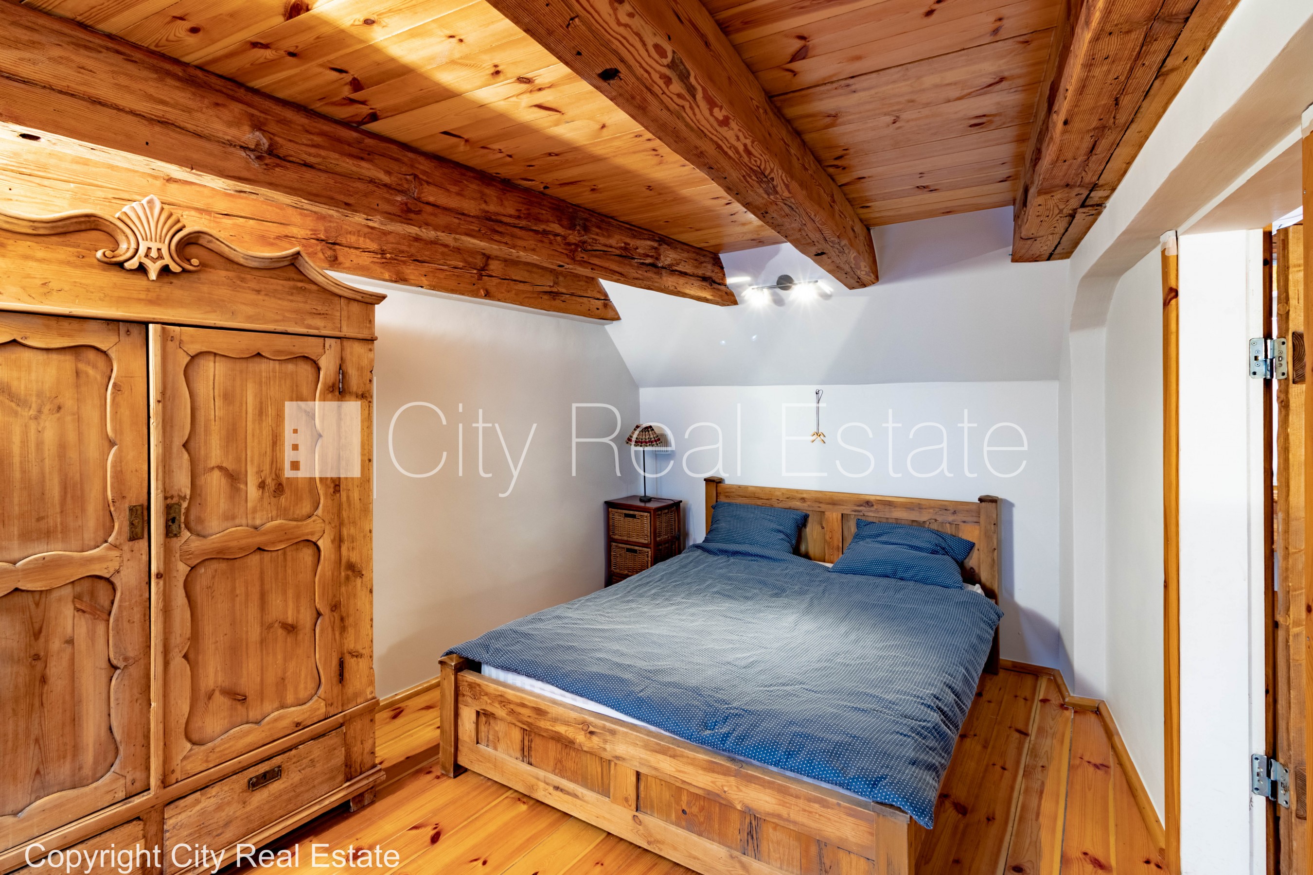 Sludinājumi. Fasādes māja, renovēta māja, bruģēts piebraucamais ceļš, ieeja no ielas, logi vērsti mājas abās Cena: 1300 EUR/mēn Foto #13