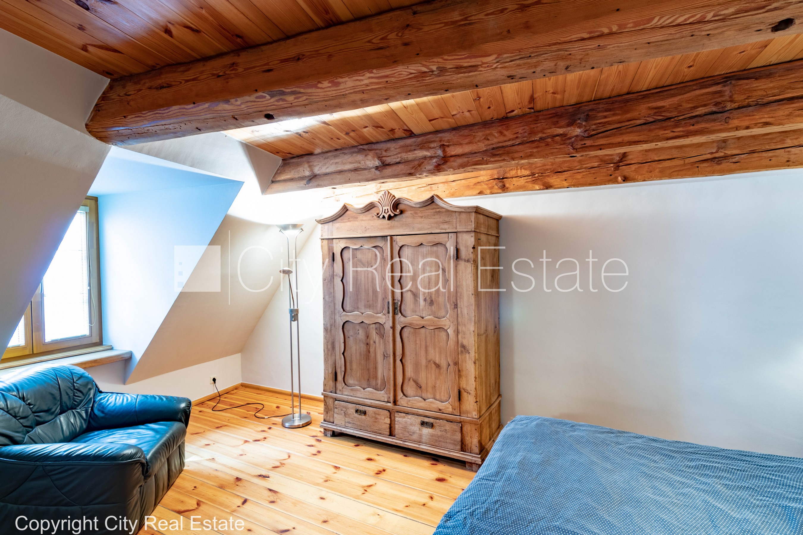 Sludinājumi. Fasādes māja, renovēta māja, bruģēts piebraucamais ceļš, ieeja no ielas, logi vērsti mājas abās Cena: 1300 EUR/mēn Foto #12