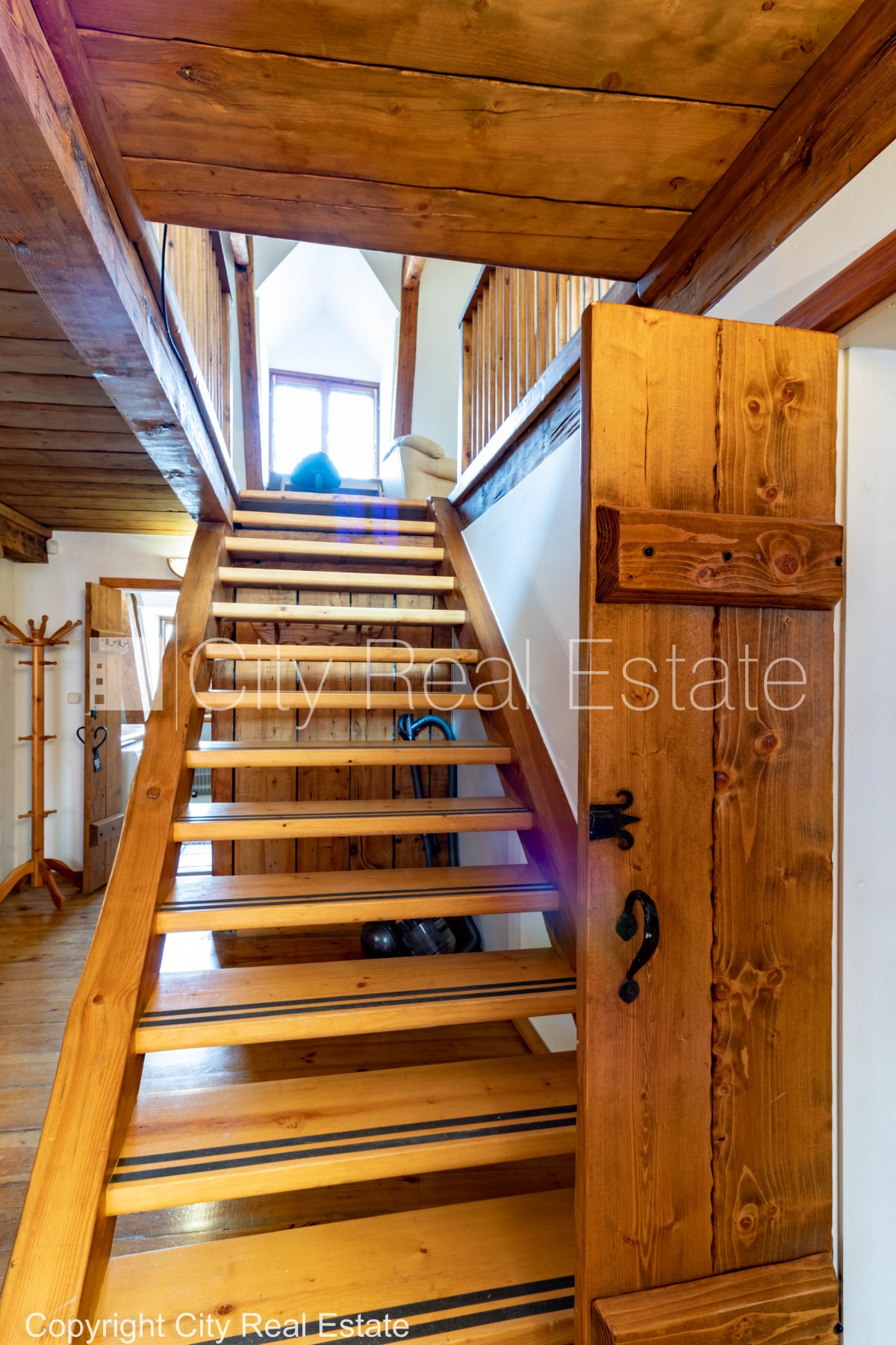 Sludinājumi. Fasādes māja, renovēta māja, bruģēts piebraucamais ceļš, ieeja no ielas, logi vērsti mājas abās Cena: 1300 EUR/mēn Foto #18