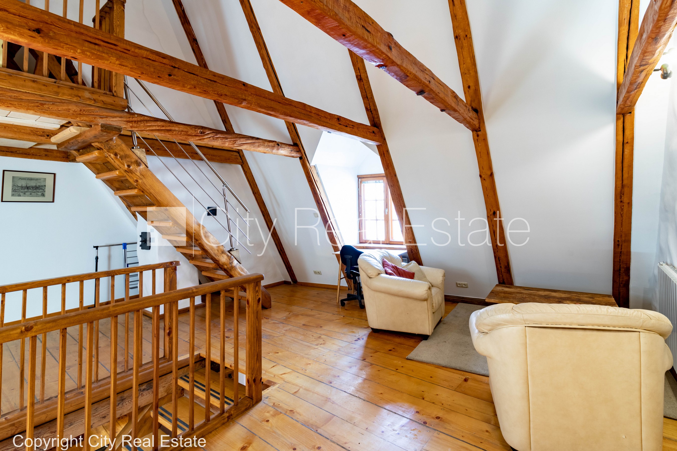 Sludinājumi. Fasādes māja, renovēta māja, bruģēts piebraucamais ceļš, ieeja no ielas, logi vērsti mājas abās Cena: 1300 EUR/mēn Foto #19