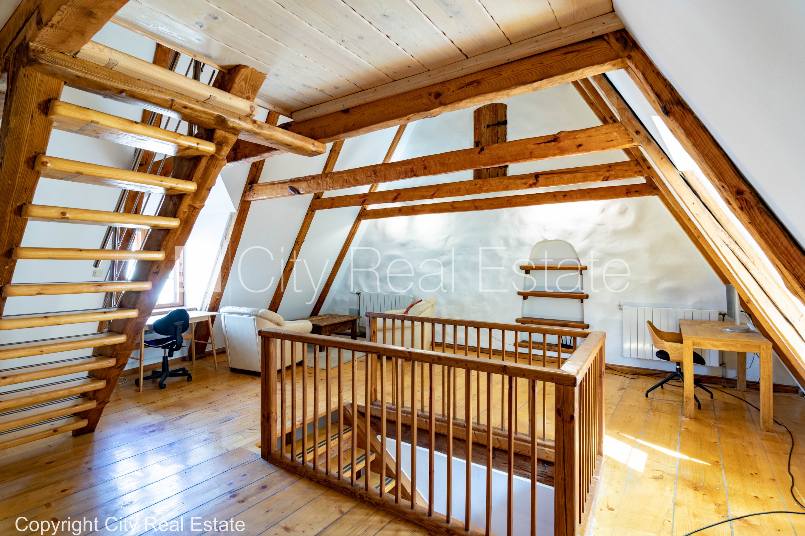 Sludinājumi. Fasādes māja, renovēta māja, bruģēts piebraucamais ceļš, ieeja no ielas, logi vērsti mājas abās Cena: 1300 EUR/mēn Foto #20