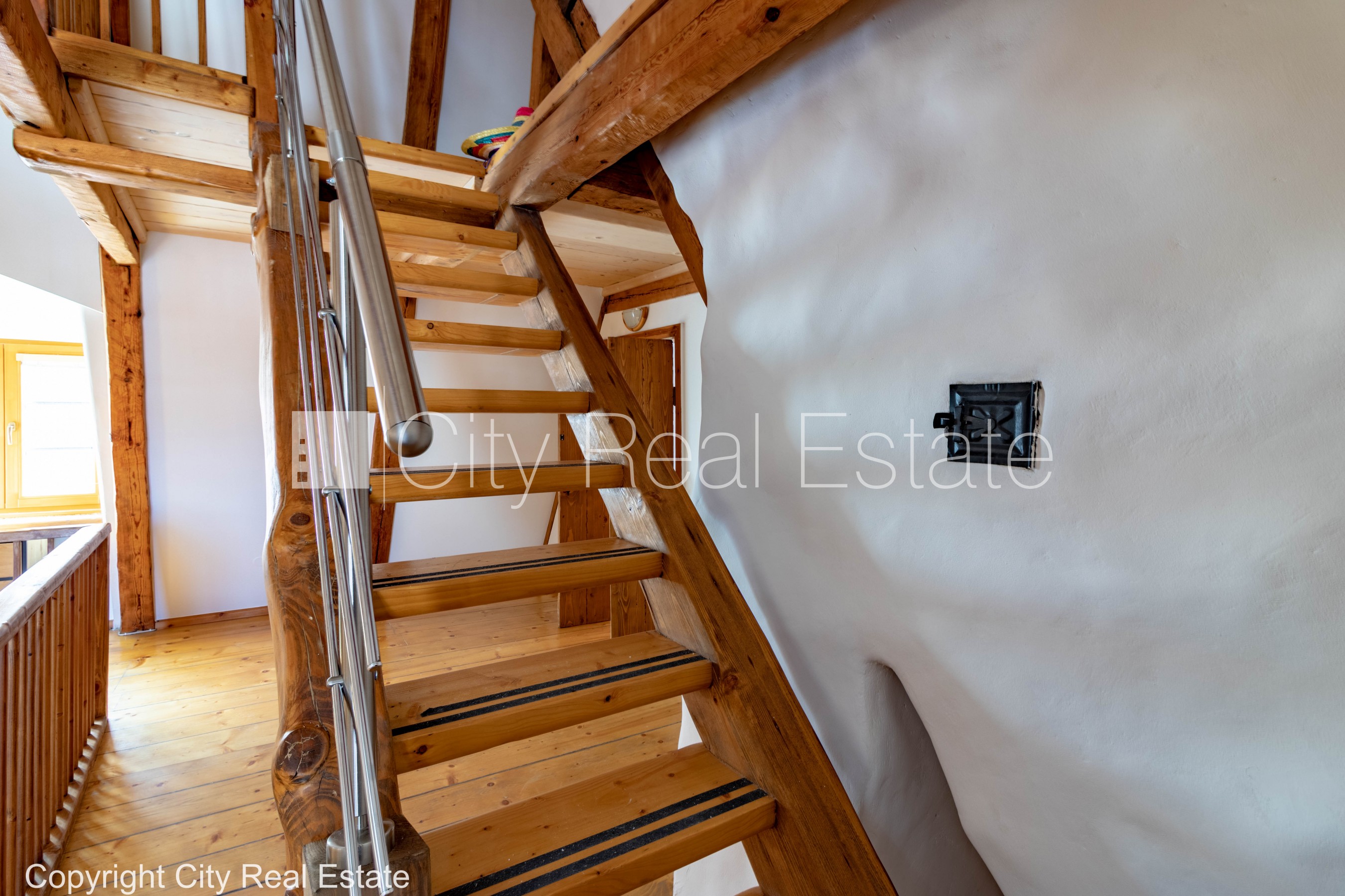 Sludinājumi. Fasādes māja, renovēta māja, bruģēts piebraucamais ceļš, ieeja no ielas, logi vērsti mājas abās Cena: 1300 EUR/mēn Foto #21