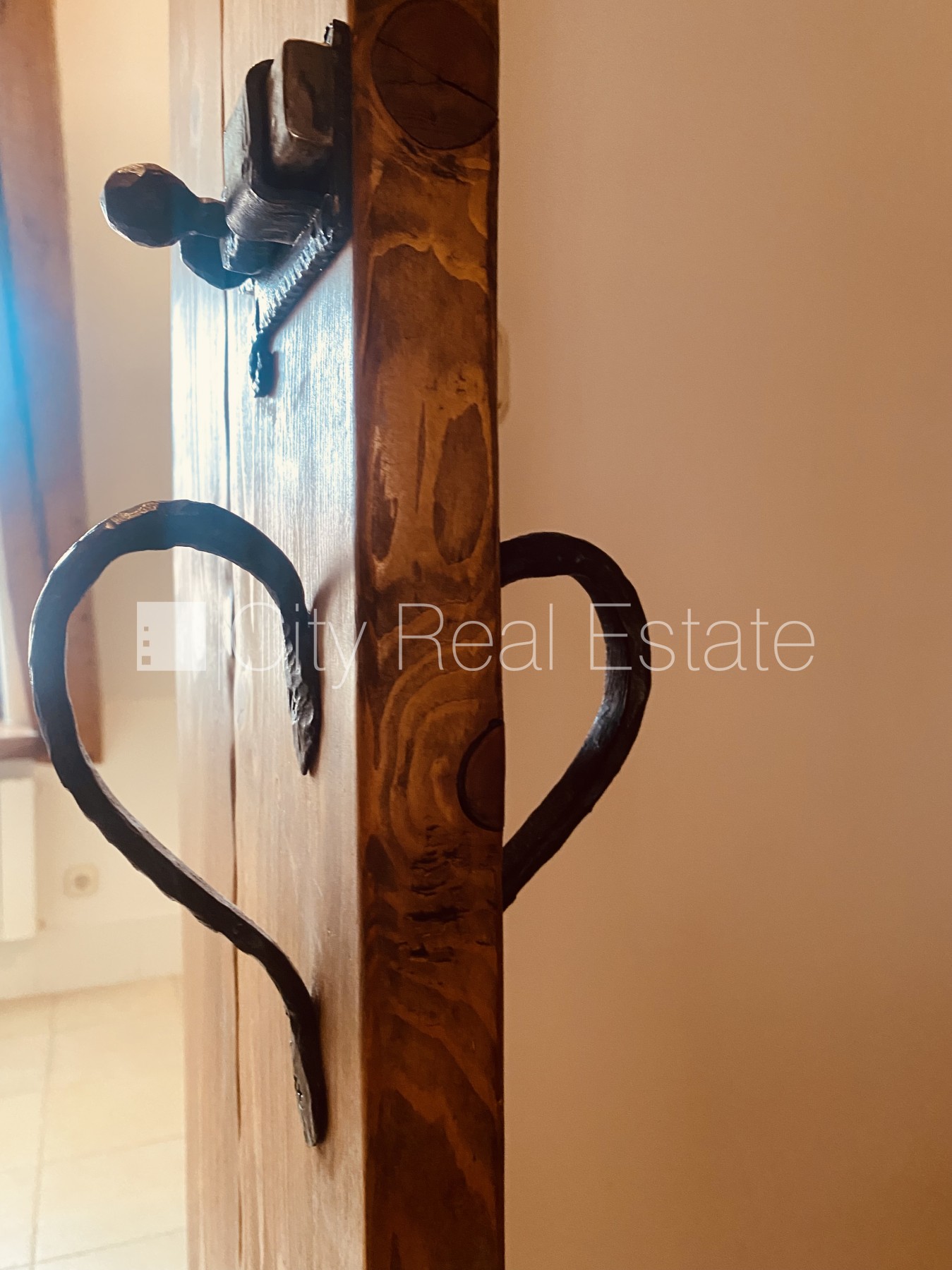 Sludinājumi. Fasādes māja, renovēta māja, bruģēts piebraucamais ceļš, ieeja no ielas, logi vērsti mājas abās Cena: 1300 EUR/mēn Foto #24