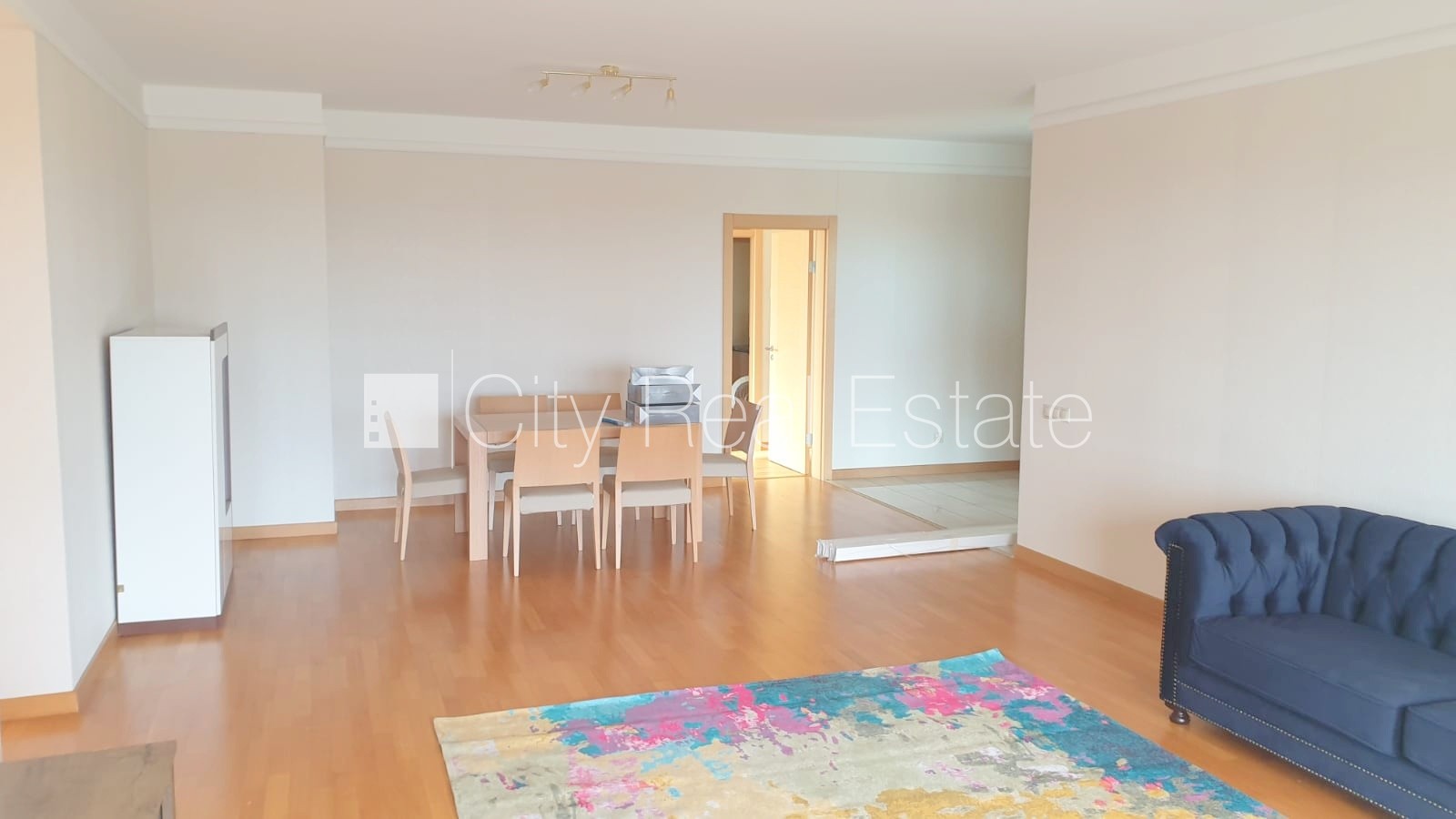 Sludinājumi. Jaunceltne, slēgts pagalms, teritorijas iebrauktuves vārti aprīkoti ar automatizētu atvēršanās un Cena: 1100 EUR/mēn Foto #2