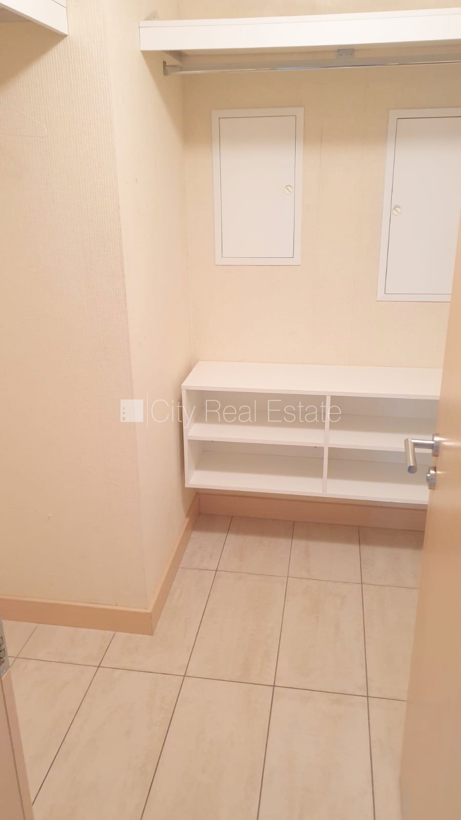 Sludinājumi. Jaunceltne, slēgts pagalms, teritorijas iebrauktuves vārti aprīkoti ar automatizētu atvēršanās un Cena: 1100 EUR/mēn Foto #12