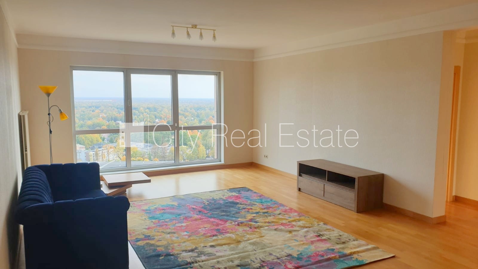 Sludinājumi. Jaunceltne, slēgts pagalms, teritorijas iebrauktuves vārti aprīkoti ar automatizētu atvēršanās un Cena: 1100 EUR/mēn Foto #1