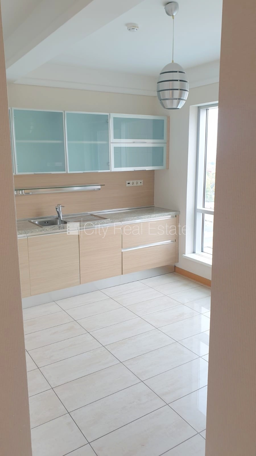 Sludinājumi. Jaunceltne, slēgts pagalms, teritorijas iebrauktuves vārti aprīkoti ar automatizētu atvēršanās un Cena: 1100 EUR/mēn Foto #5