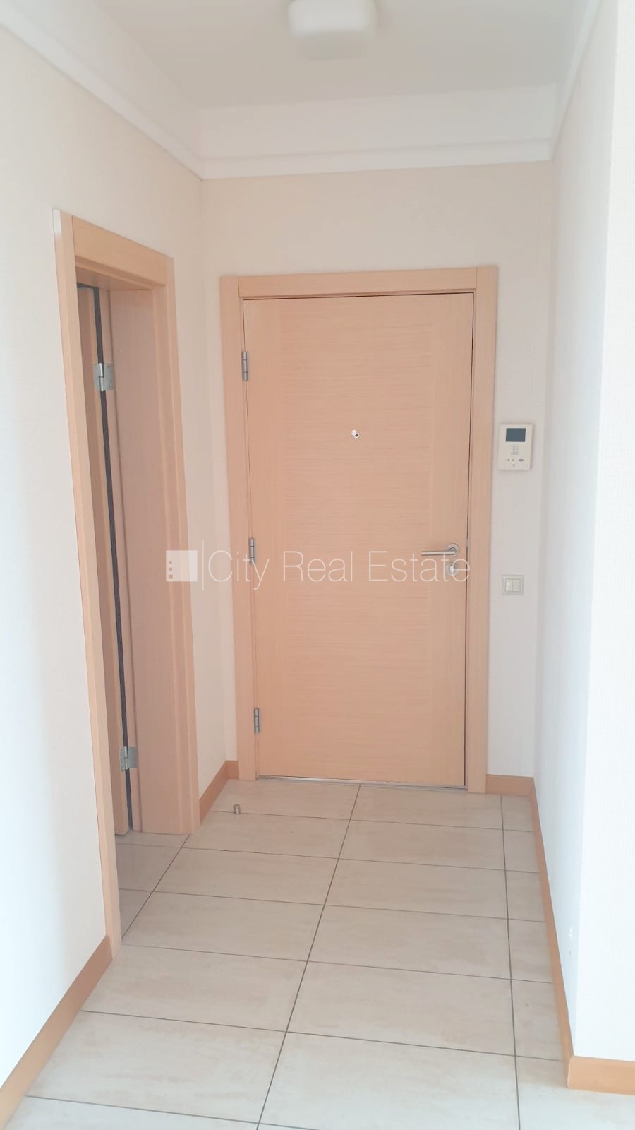 Sludinājumi. Jaunceltne, slēgts pagalms, teritorijas iebrauktuves vārti aprīkoti ar automatizētu atvēršanās un Cena: 1100 EUR/mēn Foto #15