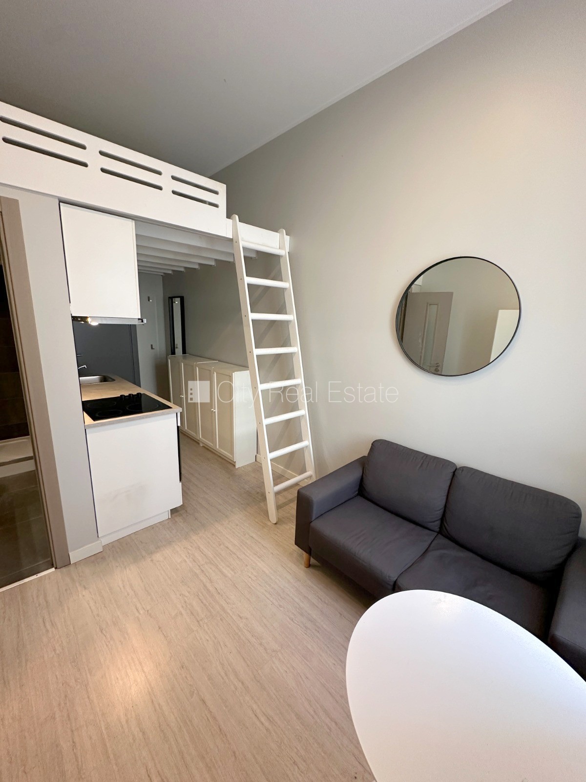 Sludinājumi. Fasādes māja, renovēta māja, slēgts pagalms, ieeja no ielas, kāpņu telpa pēc kapitālā remonta, logi Cena: 300 EUR/mēn Foto #7