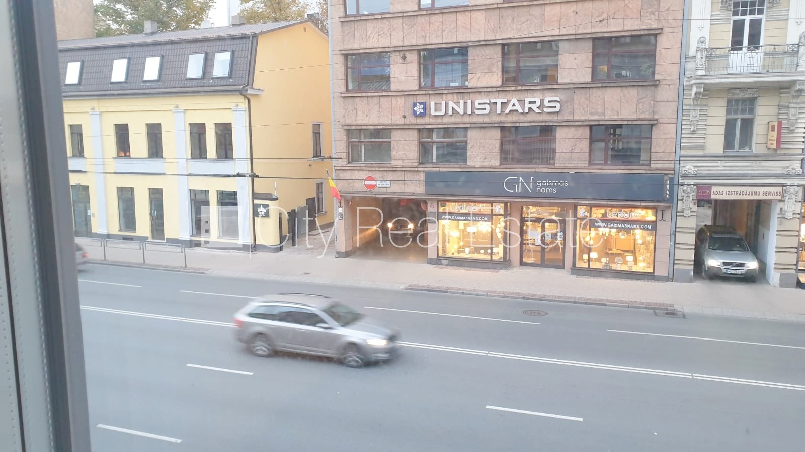 Sludinājumi. Fasādes māja, renovēta māja, slēgts pagalms, ieeja no ielas, kāpņu telpa pēc kapitālā remonta, logi Cena: 300 EUR/mēn Foto #8