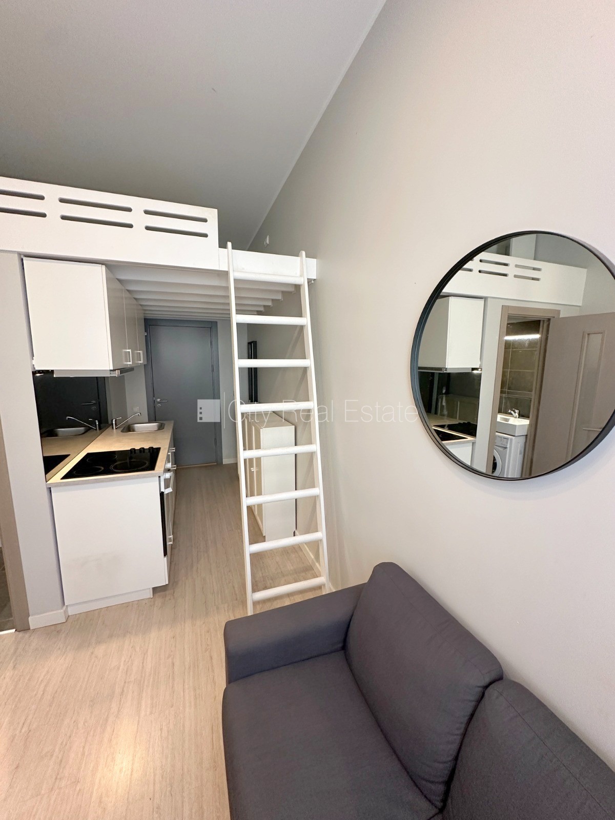 Sludinājumi. Fasādes māja, renovēta māja, slēgts pagalms, ieeja no ielas, kāpņu telpa pēc kapitālā remonta, logi Cena: 300 EUR/mēn Foto #3