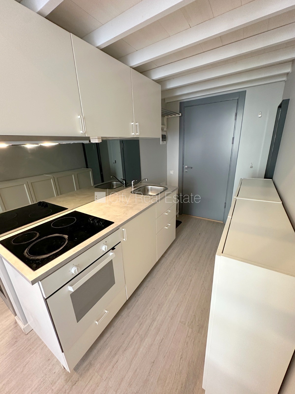 Sludinājumi. Fasādes māja, renovēta māja, slēgts pagalms, ieeja no ielas, kāpņu telpa pēc kapitālā remonta, logi Cena: 300 EUR/mēn Foto #2