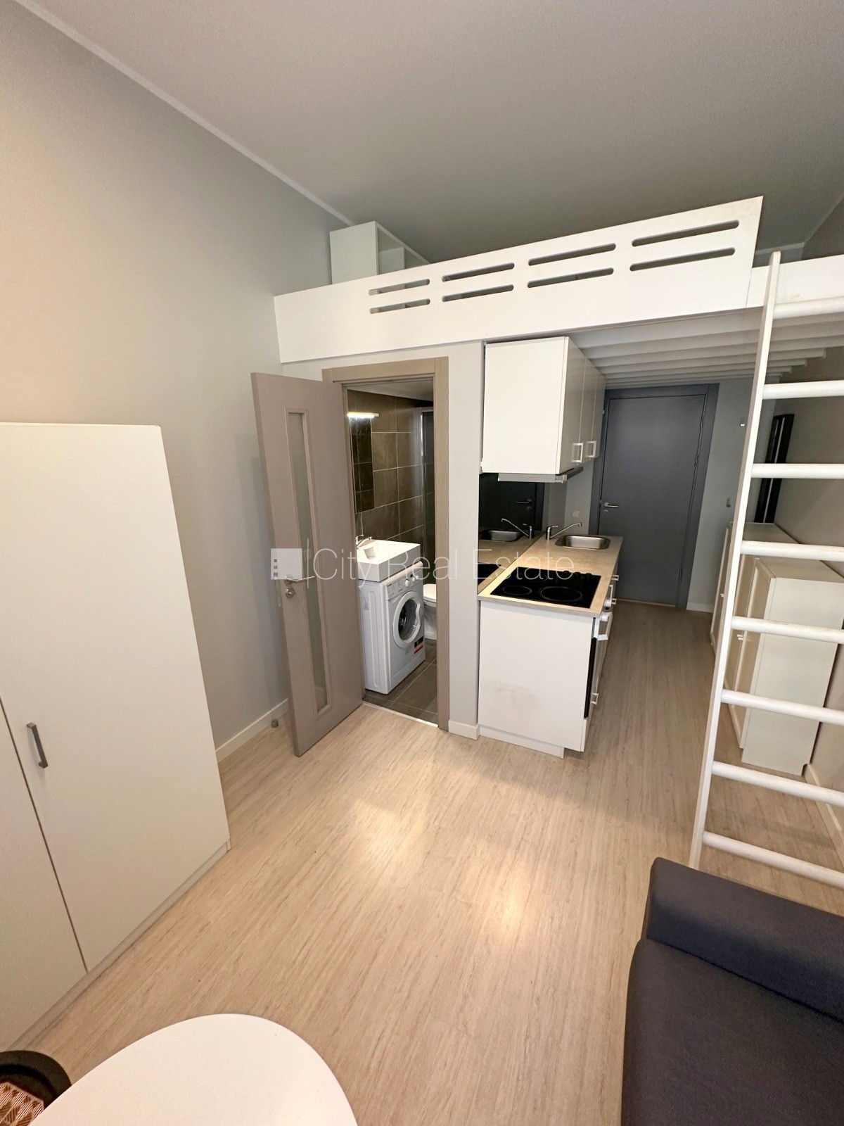 Sludinājumi. Fasādes māja, renovēta māja, slēgts pagalms, ieeja no ielas, kāpņu telpa pēc kapitālā remonta, logi Cena: 300 EUR/mēn Foto #1