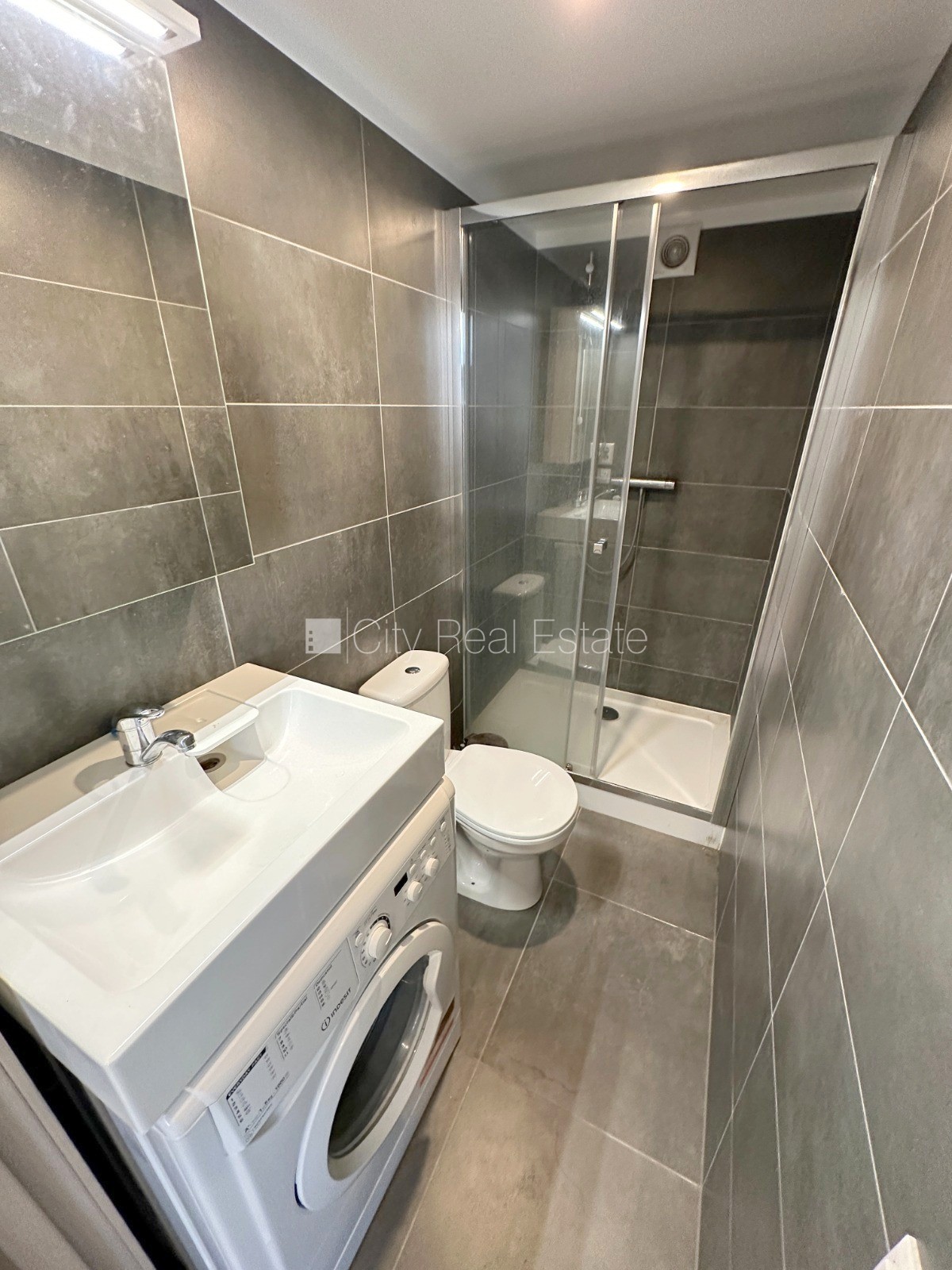 Sludinājumi. Fasādes māja, renovēta māja, slēgts pagalms, ieeja no ielas, kāpņu telpa pēc kapitālā remonta, logi Cena: 300 EUR/mēn Foto #9