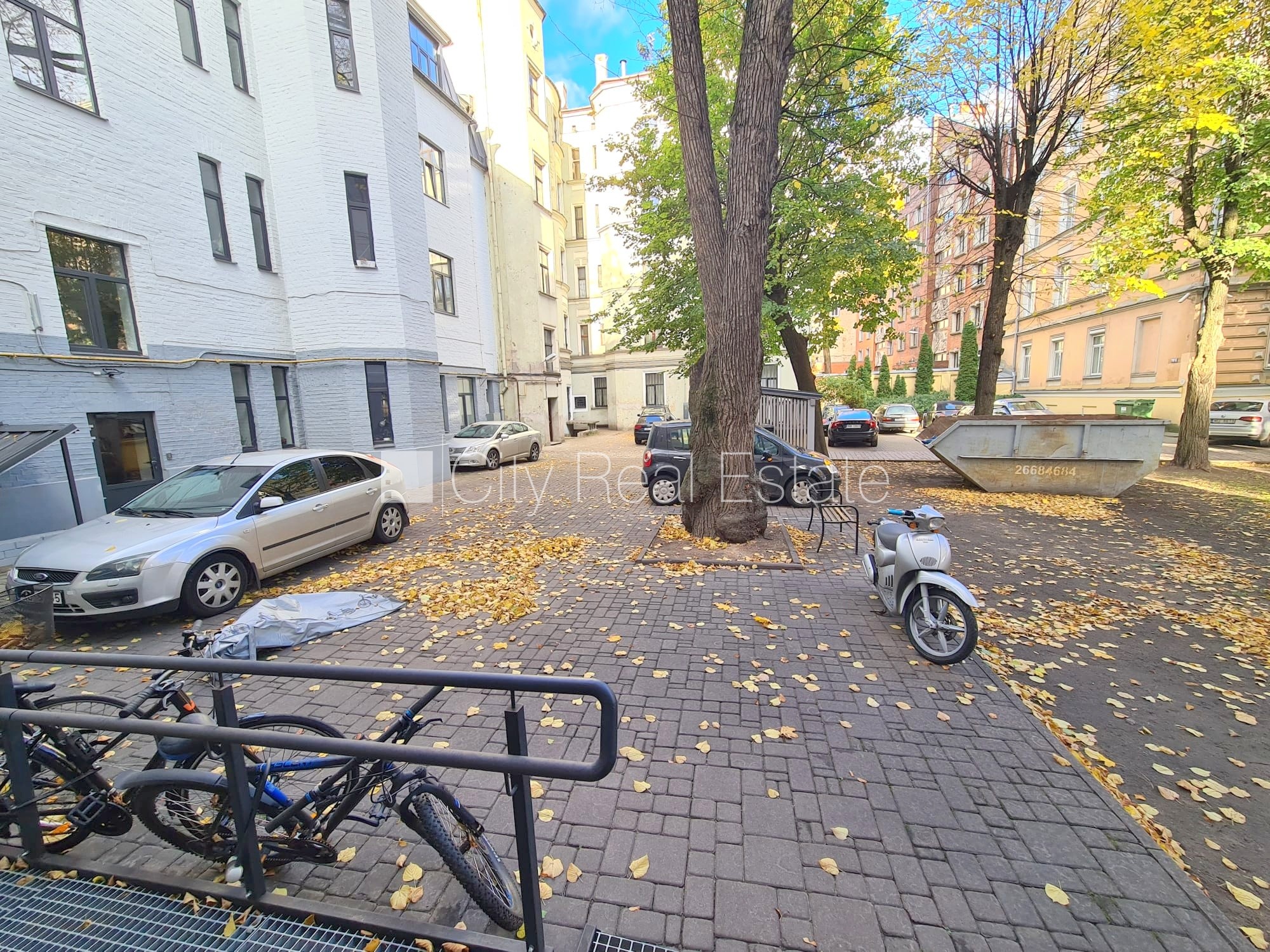 Sludinājumi. Fasādes māja, renovēta māja, slēgts pagalms, ieeja no ielas, kāpņu telpa pēc kapitālā remonta, logi Cena: 300 EUR/mēn Foto #13