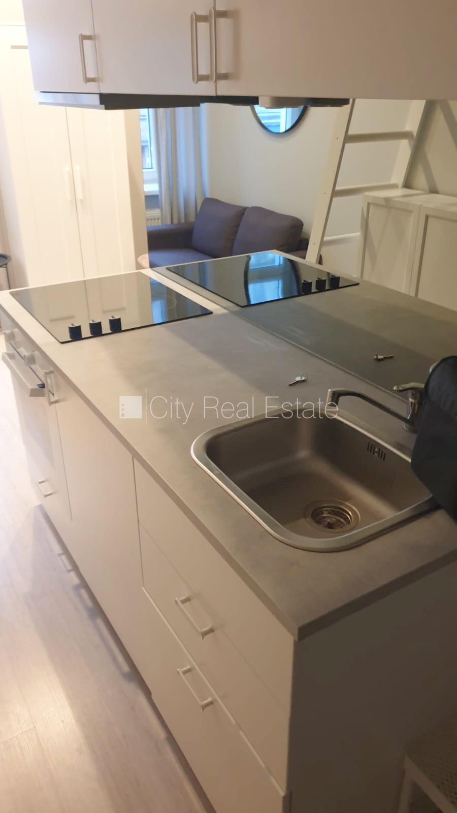 Sludinājumi. Fasādes māja, renovēta māja, slēgts pagalms, ieeja no ielas, kāpņu telpa pēc kapitālā remonta, logi Cena: 300 EUR/mēn Foto #5