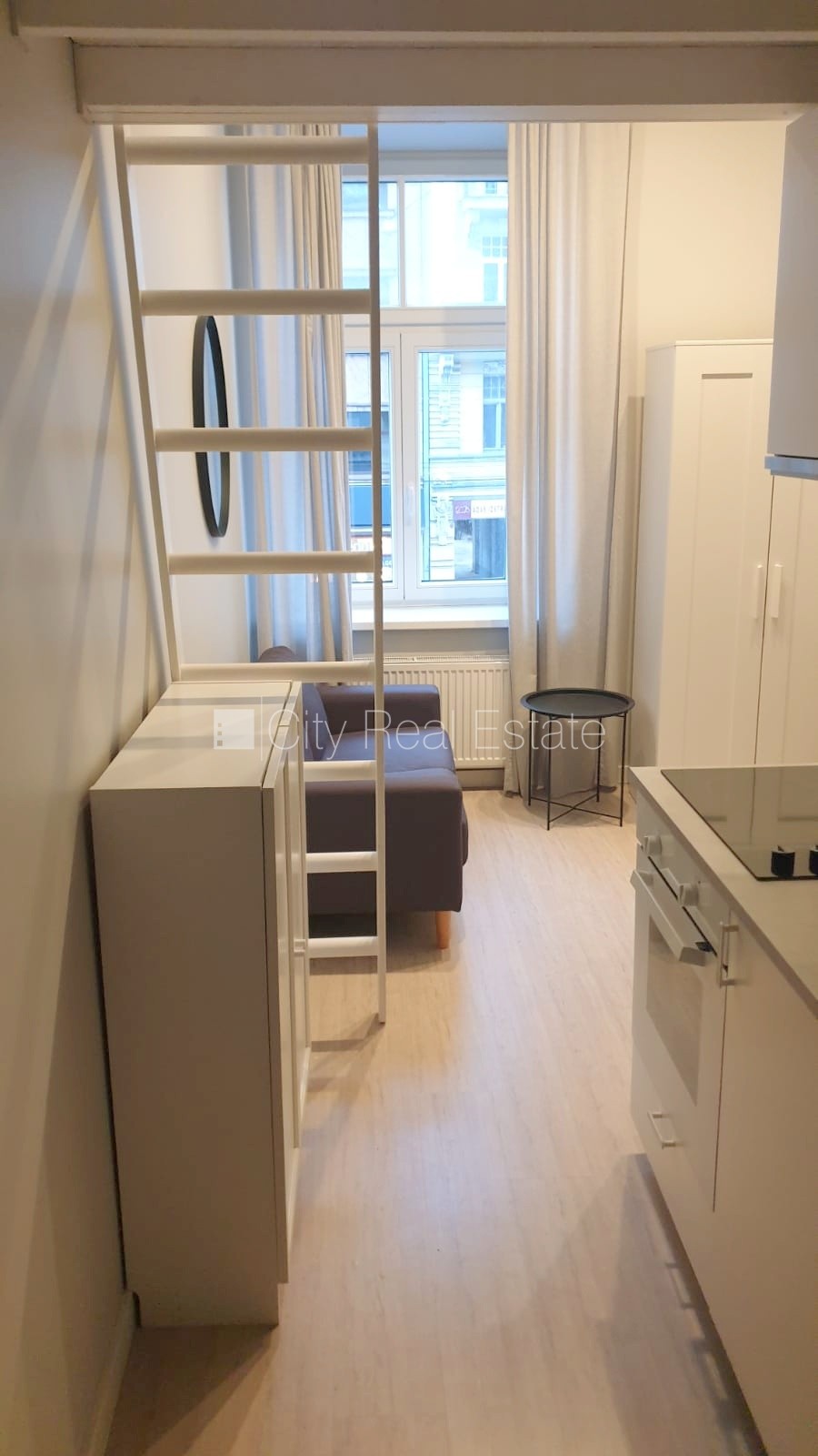 Sludinājumi. Fasādes māja, renovēta māja, slēgts pagalms, ieeja no ielas, kāpņu telpa pēc kapitālā remonta, logi Cena: 300 EUR/mēn Foto #6