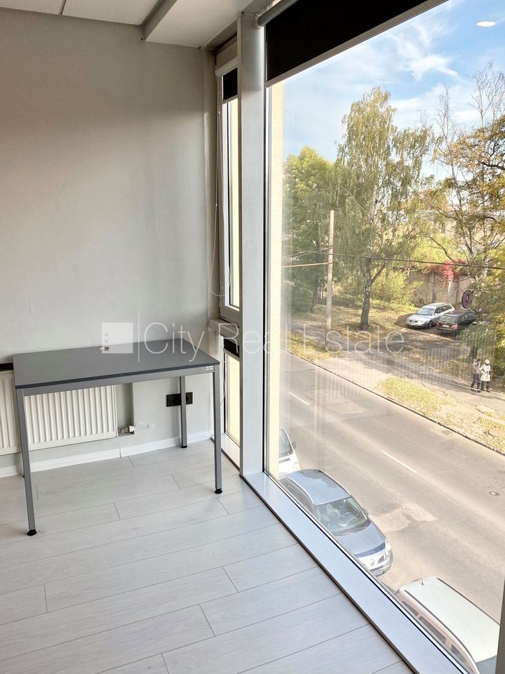 Объявление. Фасадный дом, реновированный дом, закрытый двор, вход с улицы, лифт, лестничная клетка после Цена: 320 EUR/мес. Foto #5