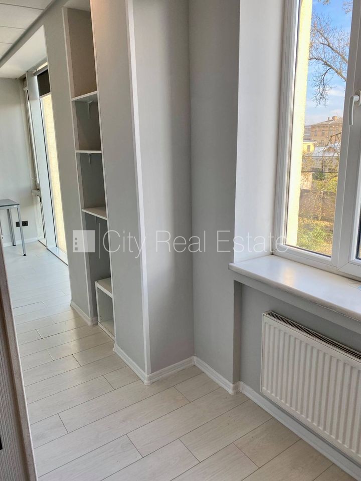 Объявление. Фасадный дом, реновированный дом, закрытый двор, вход с улицы, лифт, лестничная клетка после Цена: 320 EUR/мес. Foto #11