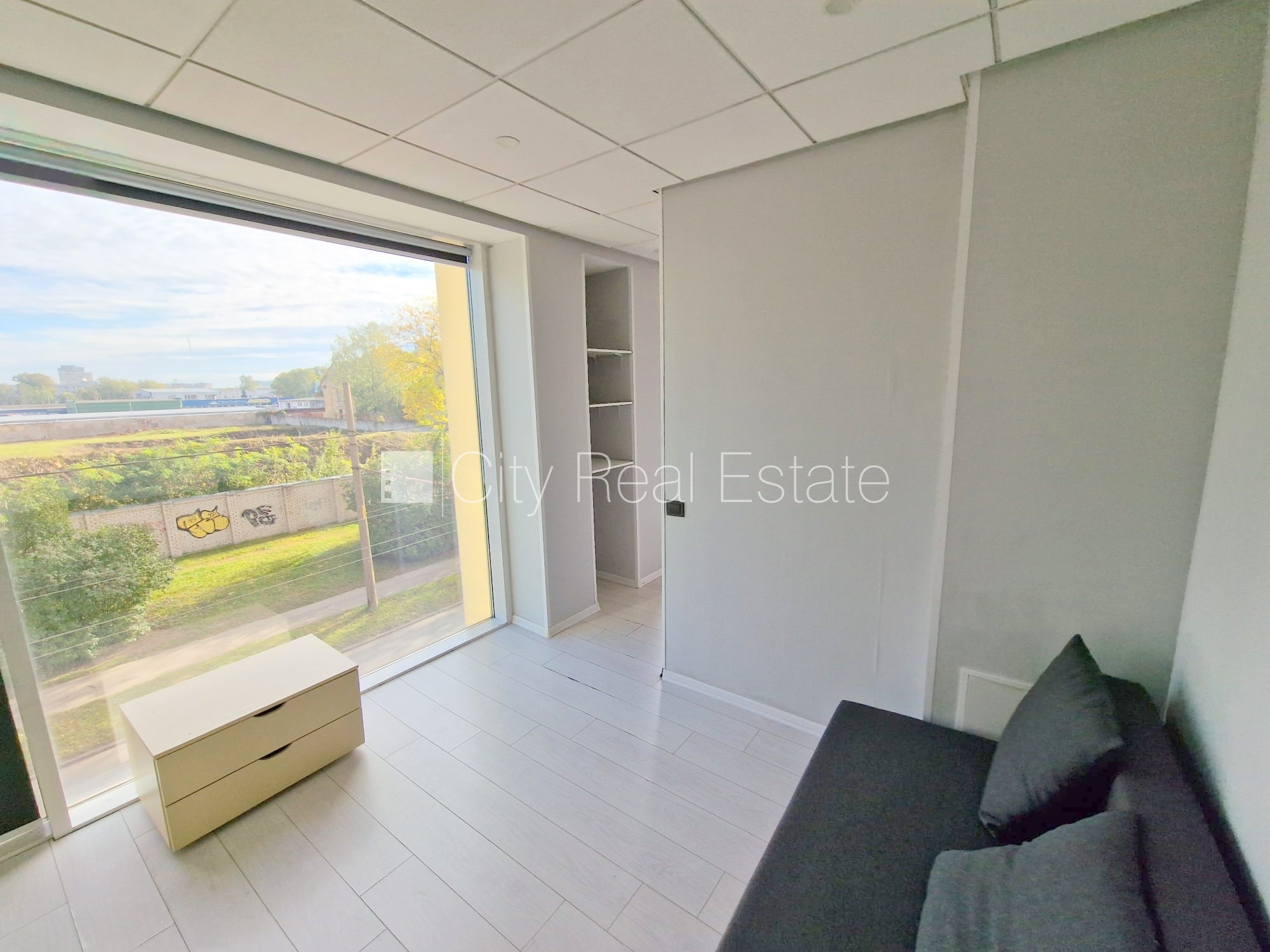 Объявление. Фасадный дом, реновированный дом, закрытый двор, вход с улицы, лифт, лестничная клетка после Цена: 320 EUR/мес. Foto #6