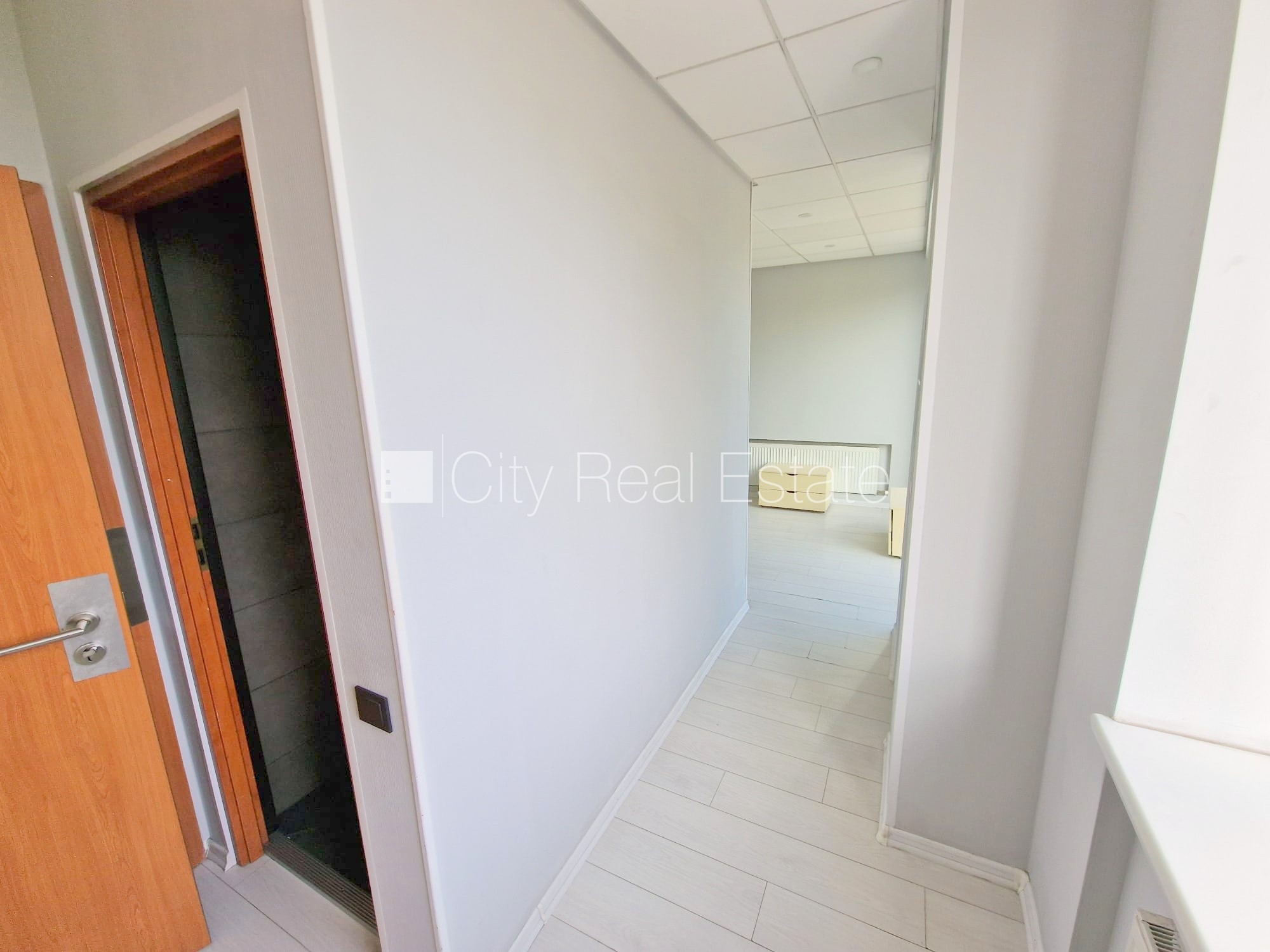 Объявление. Фасадный дом, реновированный дом, закрытый двор, вход с улицы, лифт, лестничная клетка после Цена: 320 EUR/мес. Foto #14