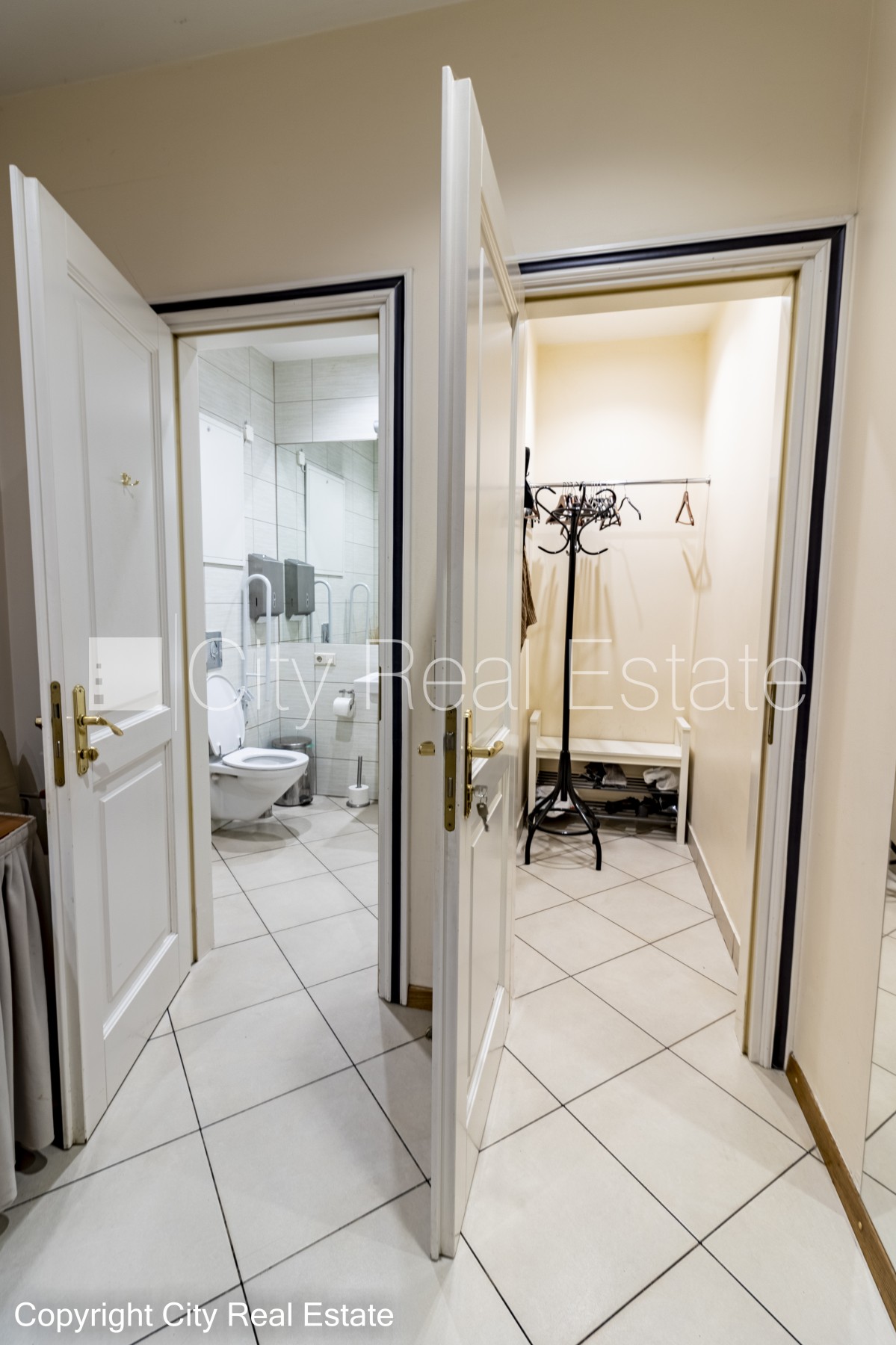 Sludinājumi. Zeme īpašumā, fasādes māja, renovēta māja, slēgts pagalms, ieeja no ielas, pirmais stāvs ar dārzu, Cena: 225000 EUR Foto #11