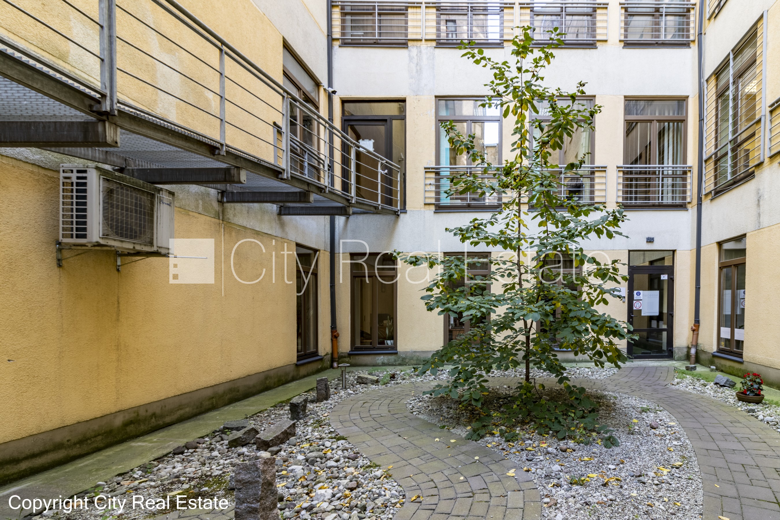 Sludinājumi. Zeme īpašumā, fasādes māja, renovēta māja, slēgts pagalms, ieeja no ielas, pirmais stāvs ar dārzu, Cena: 225000 EUR Foto #15