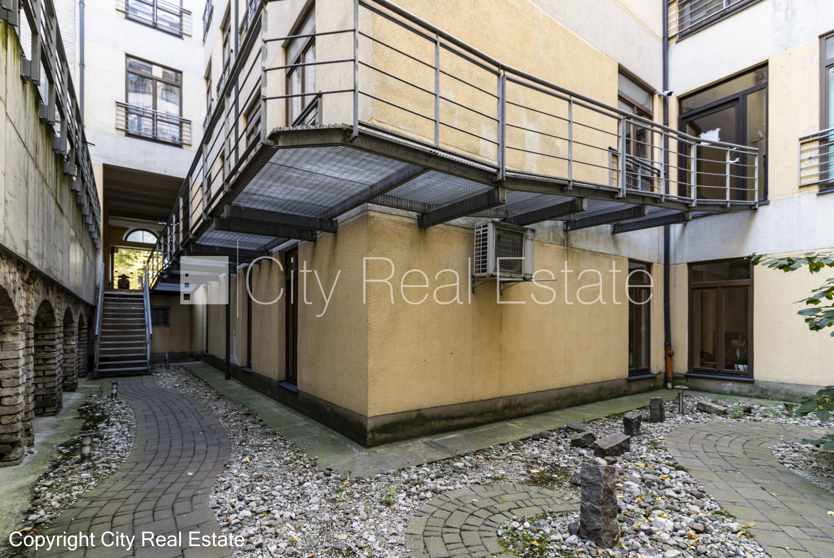 Sludinājumi. Zeme īpašumā, fasādes māja, renovēta māja, slēgts pagalms, ieeja no ielas, pirmais stāvs ar dārzu, Cena: 225000 EUR Foto #16