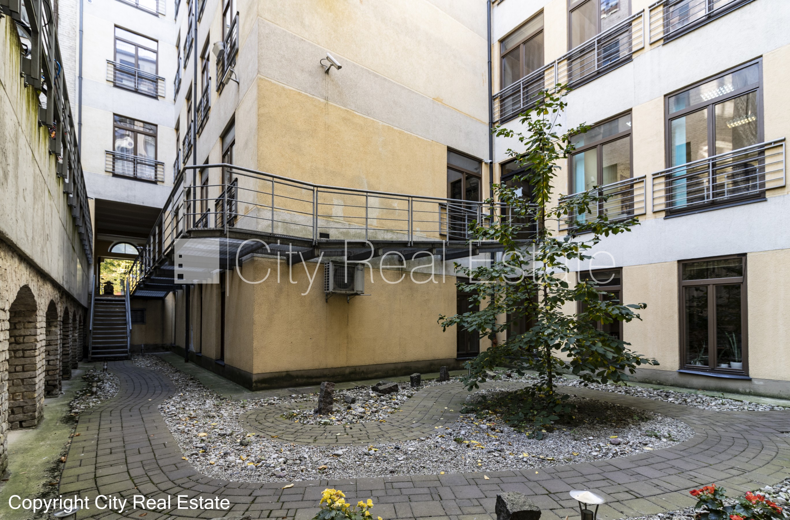 Sludinājumi. Zeme īpašumā, fasādes māja, renovēta māja, slēgts pagalms, ieeja no ielas, pirmais stāvs ar dārzu, Cena: 225000 EUR Foto #17