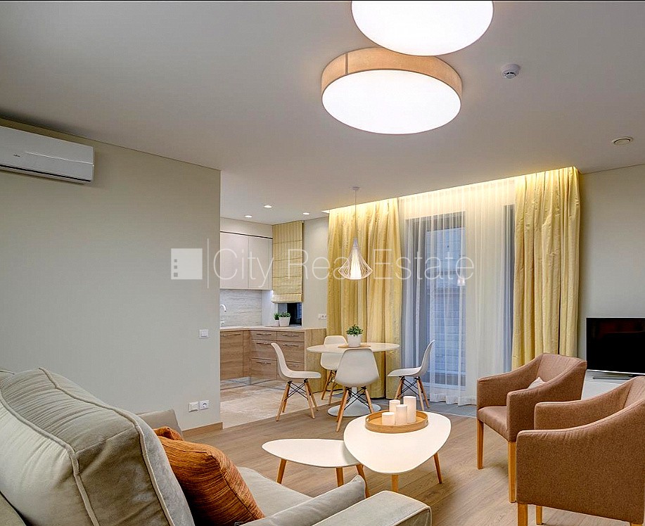 Sludinājumi. Jaunceltne, labiekārtota apzaļumota teritorija, bruģēts piebraucamais ceļš, garāža vienai Cena: 1300 EUR/mēn Foto #1