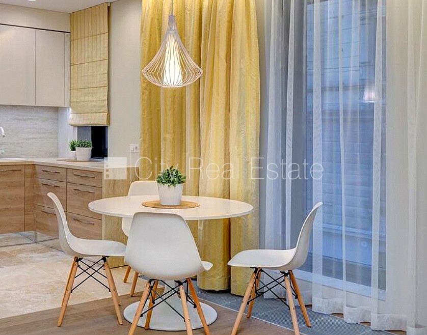 Sludinājumi. Jaunceltne, labiekārtota apzaļumota teritorija, bruģēts piebraucamais ceļš, garāža vienai Cena: 1300 EUR/mēn Foto #4